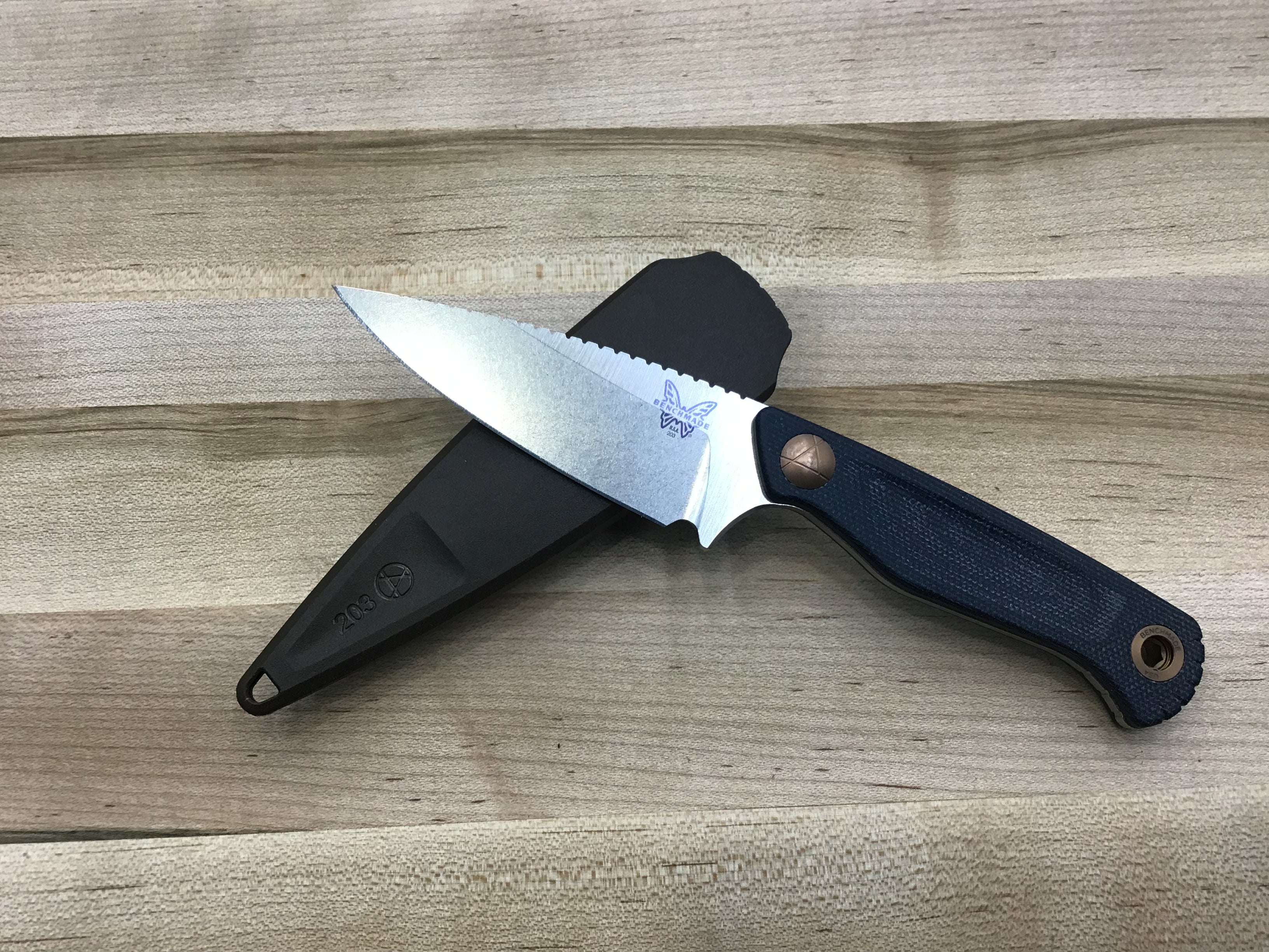 Couteau à lame fixe Benchmade Dacian Blue Denim Micarta (polissage SW de 3,5 po) 