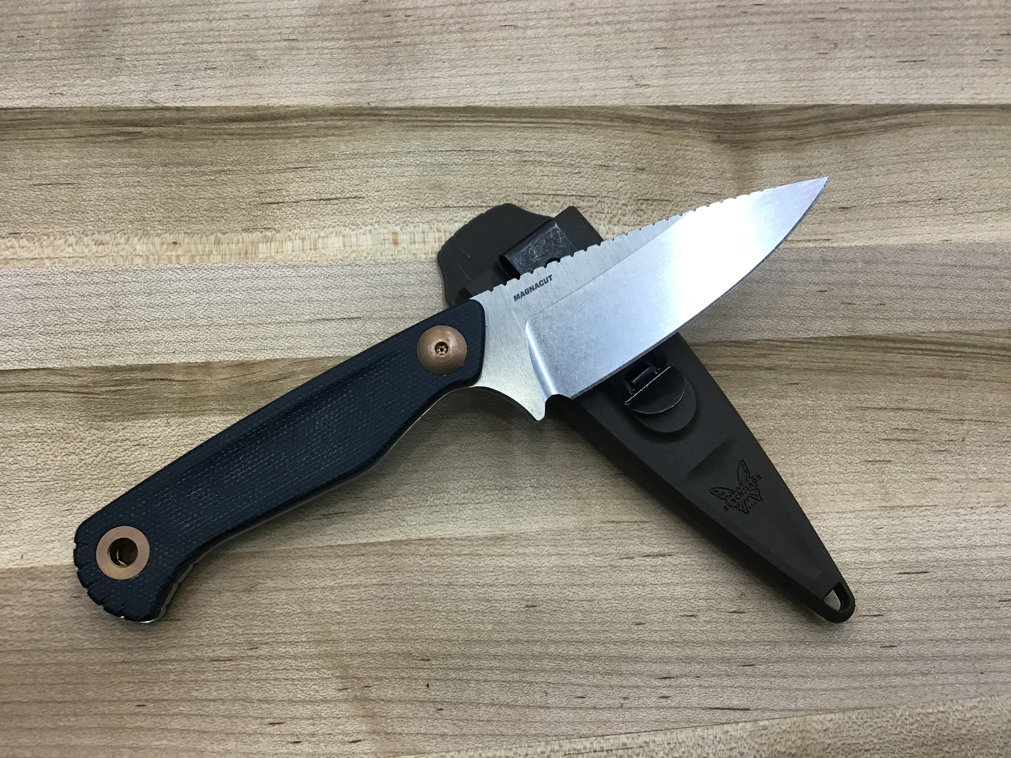 Cuchillo de hoja fija Benchmade Dacian de Micarta vaquera azul (pulido SW de 3,5") 