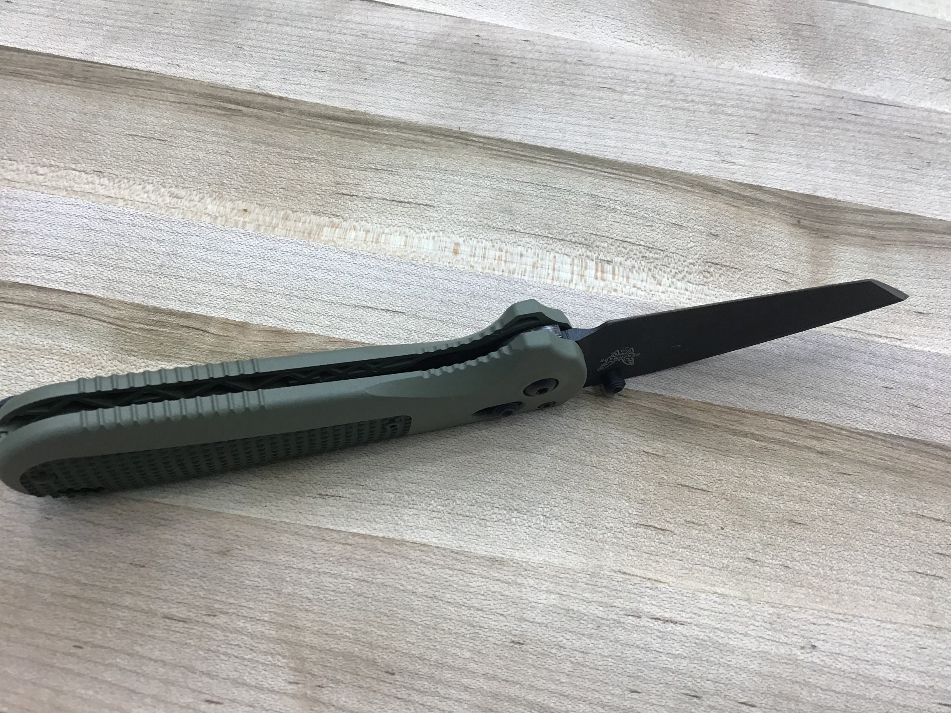 Couteau Benchmade Redoubt Tanto AXIS Lock Ranger Green Grivory (3,5" Noir)