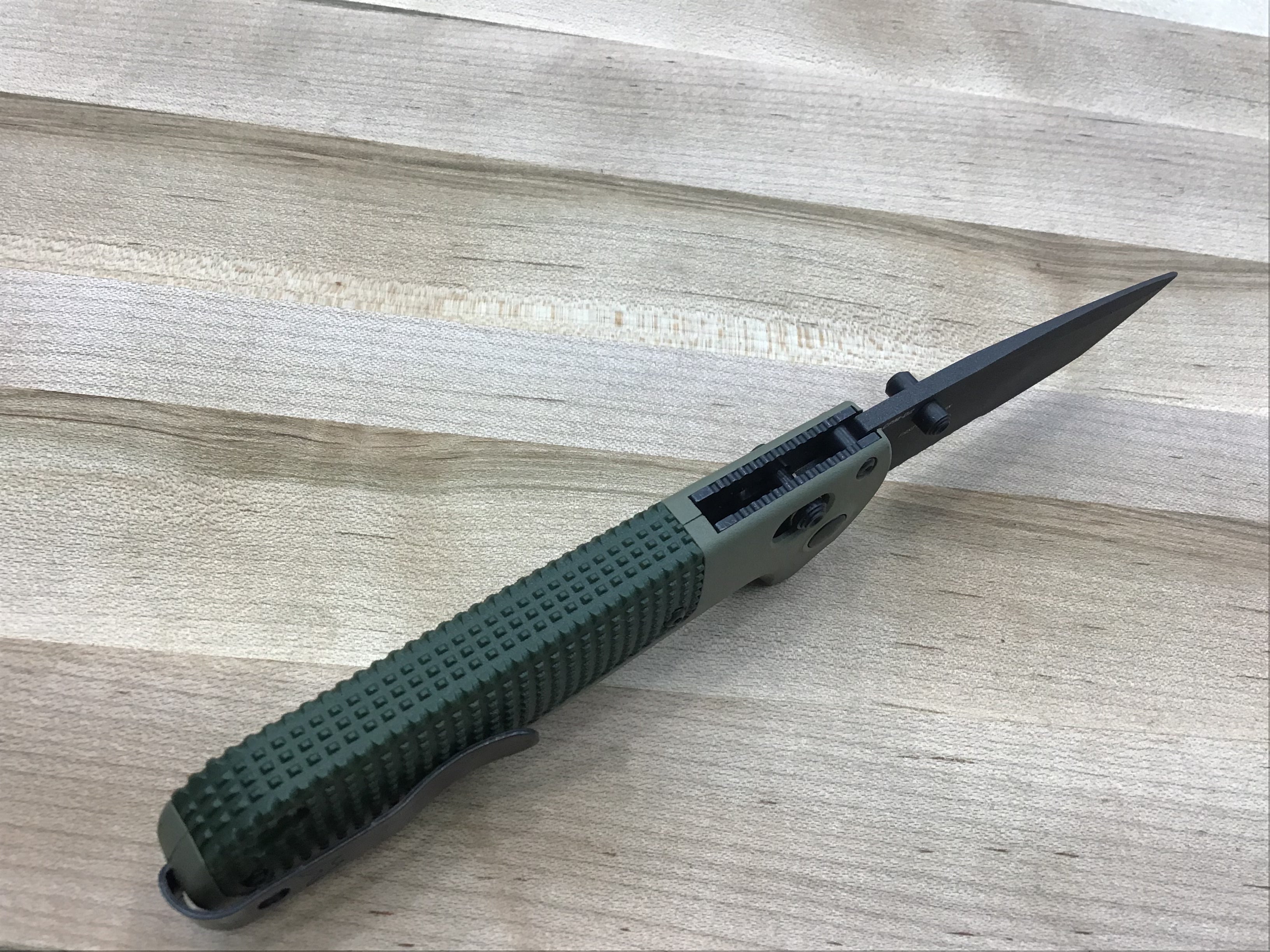 Couteau Benchmade Redoubt Tanto AXIS Lock Ranger Green Grivory (3,5" Black Serr)