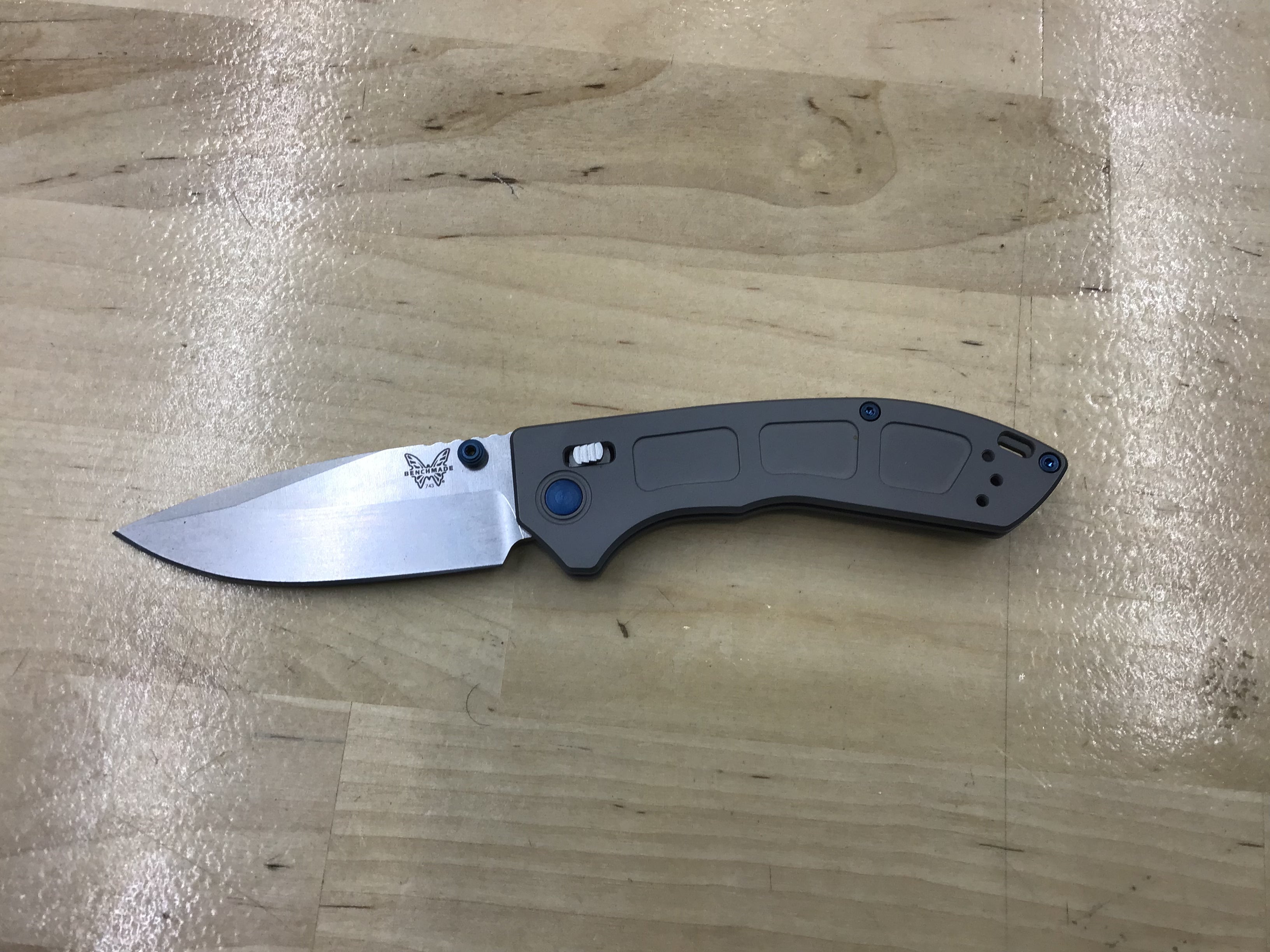 Navaja Benchmade Mini Narrows AXIS Lock, titanio gris (3" SW/pulido) 743 