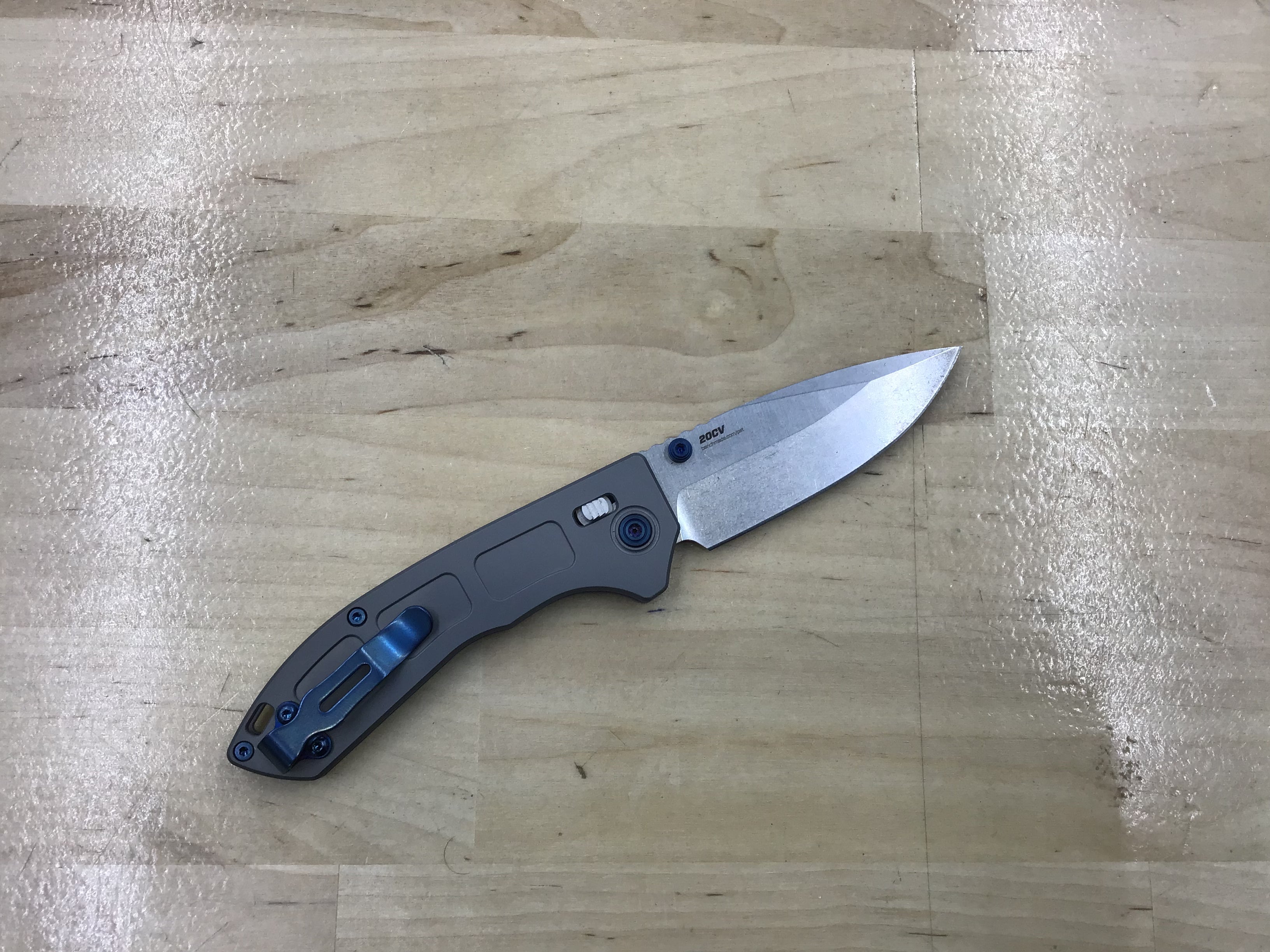 Navaja Benchmade Mini Narrows AXIS Lock, titanio gris (3" SW/pulido) 743 