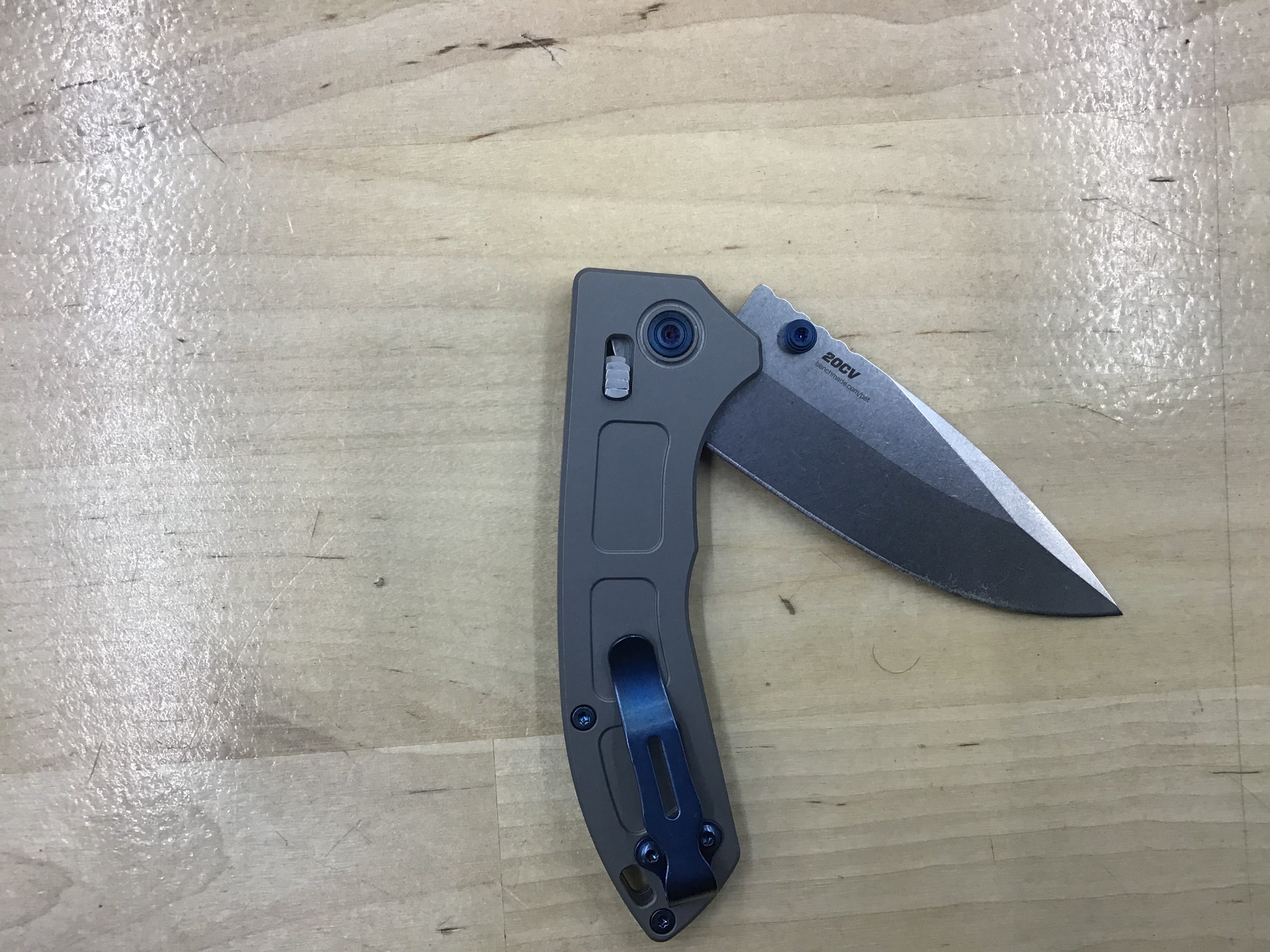 Couteau Benchmade Mini Narrows AXIS Lock Gris Titane (3" SW/Polish) 743 