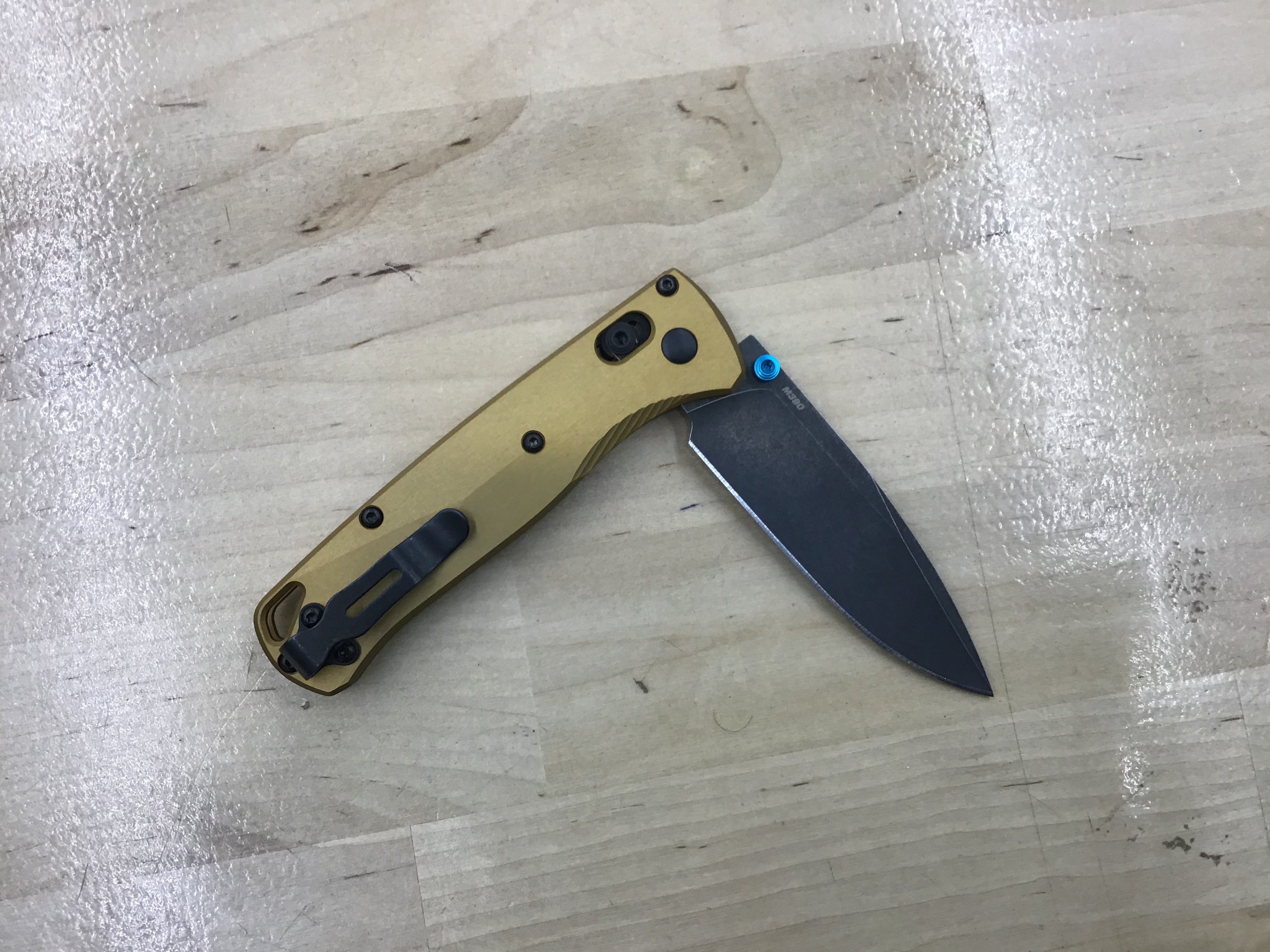 Navaja Benchmade Bugout AXIS Lock de aluminio y latón quemado (DLC de 3,2") 535BK-07 