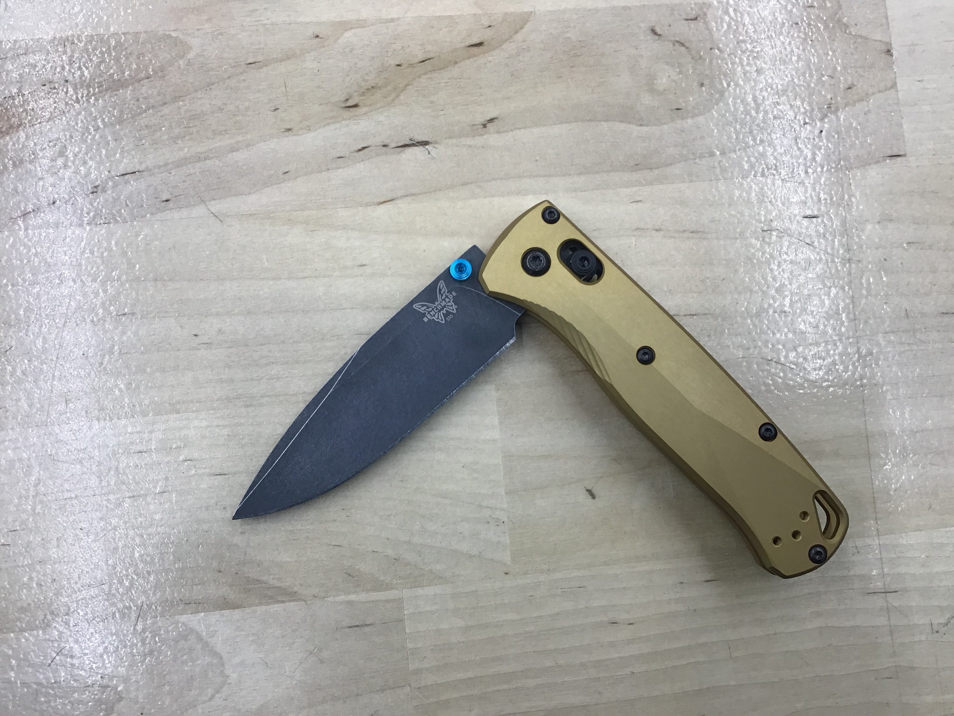 Navaja Benchmade Bugout AXIS Lock de aluminio y latón quemado (DLC de 3,2") 535BK-07 