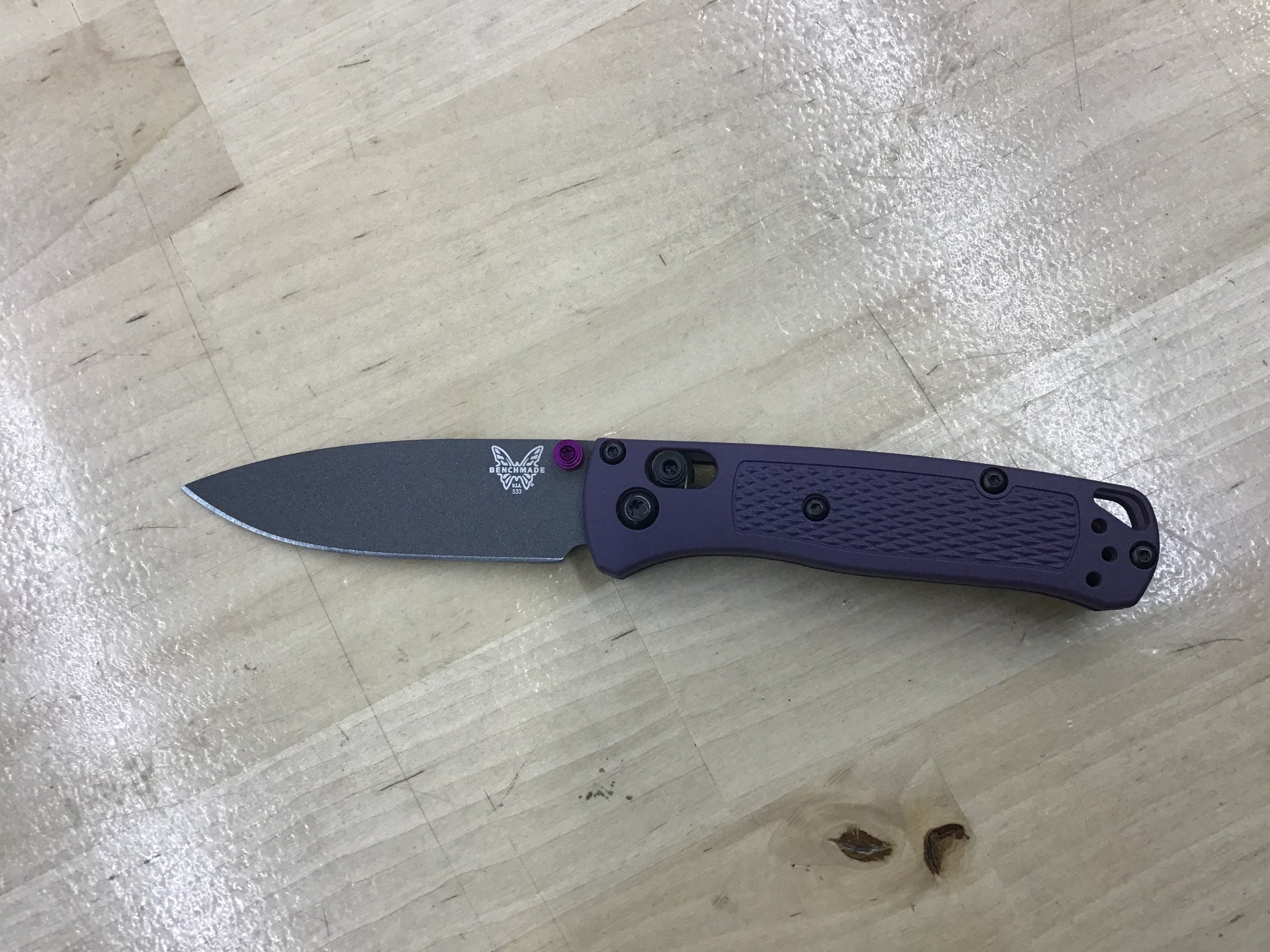 Navaja Benchmade Mini Bugout AXIS Lock, color morado Grivory (cerakote de 2,8") 533GY-09 