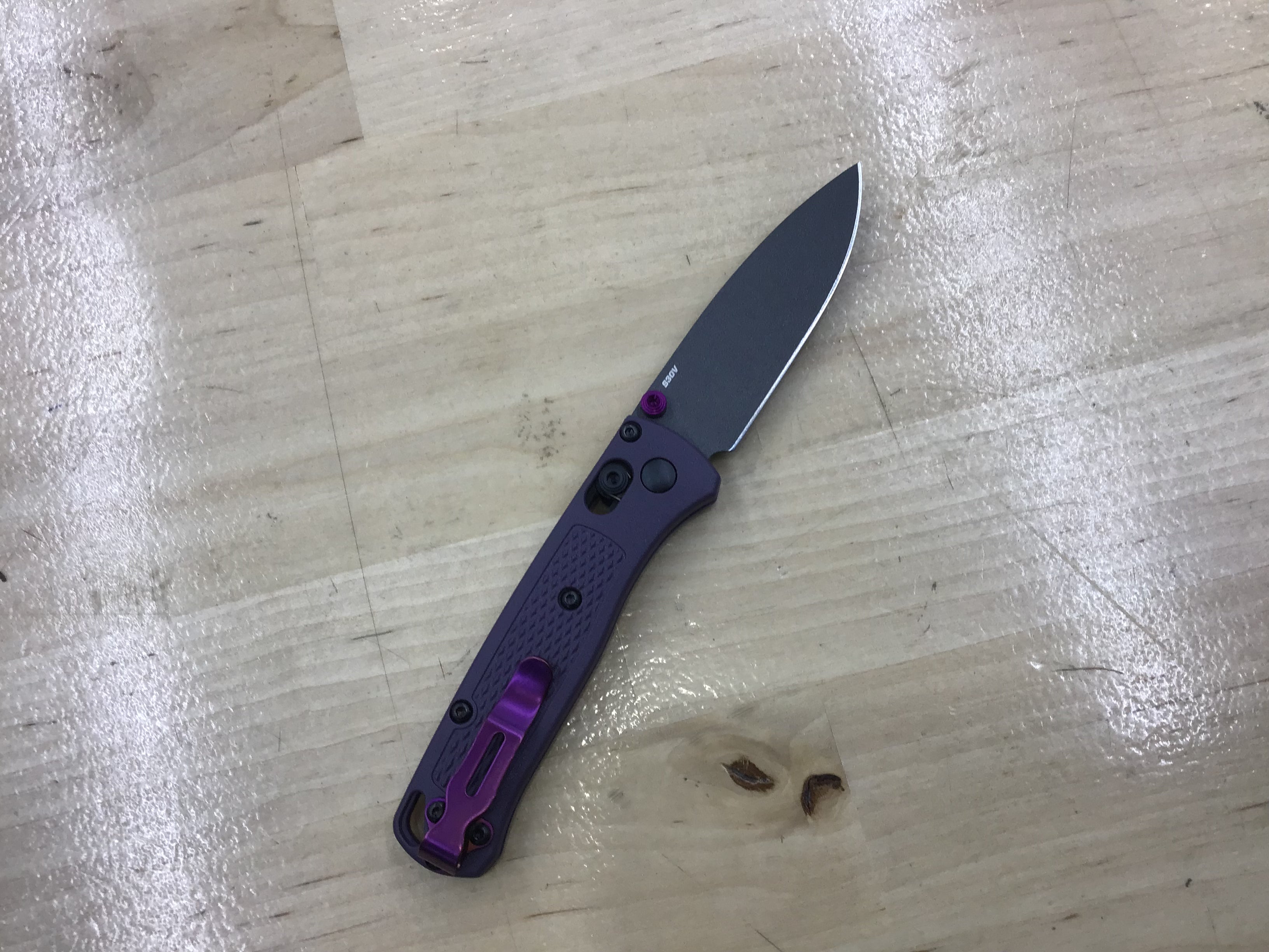 Navaja Benchmade Mini Bugout AXIS Lock, color morado Grivory (cerakote de 2,8") 533GY-09 