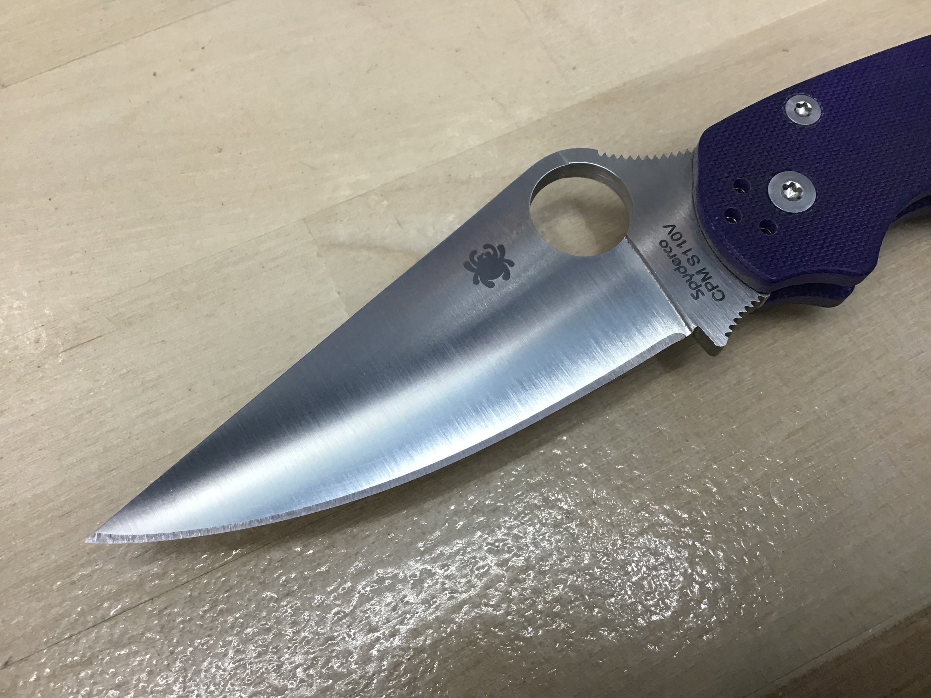 Spyderco Para Military 2 en CPM S45VN BK con Blurple G-10