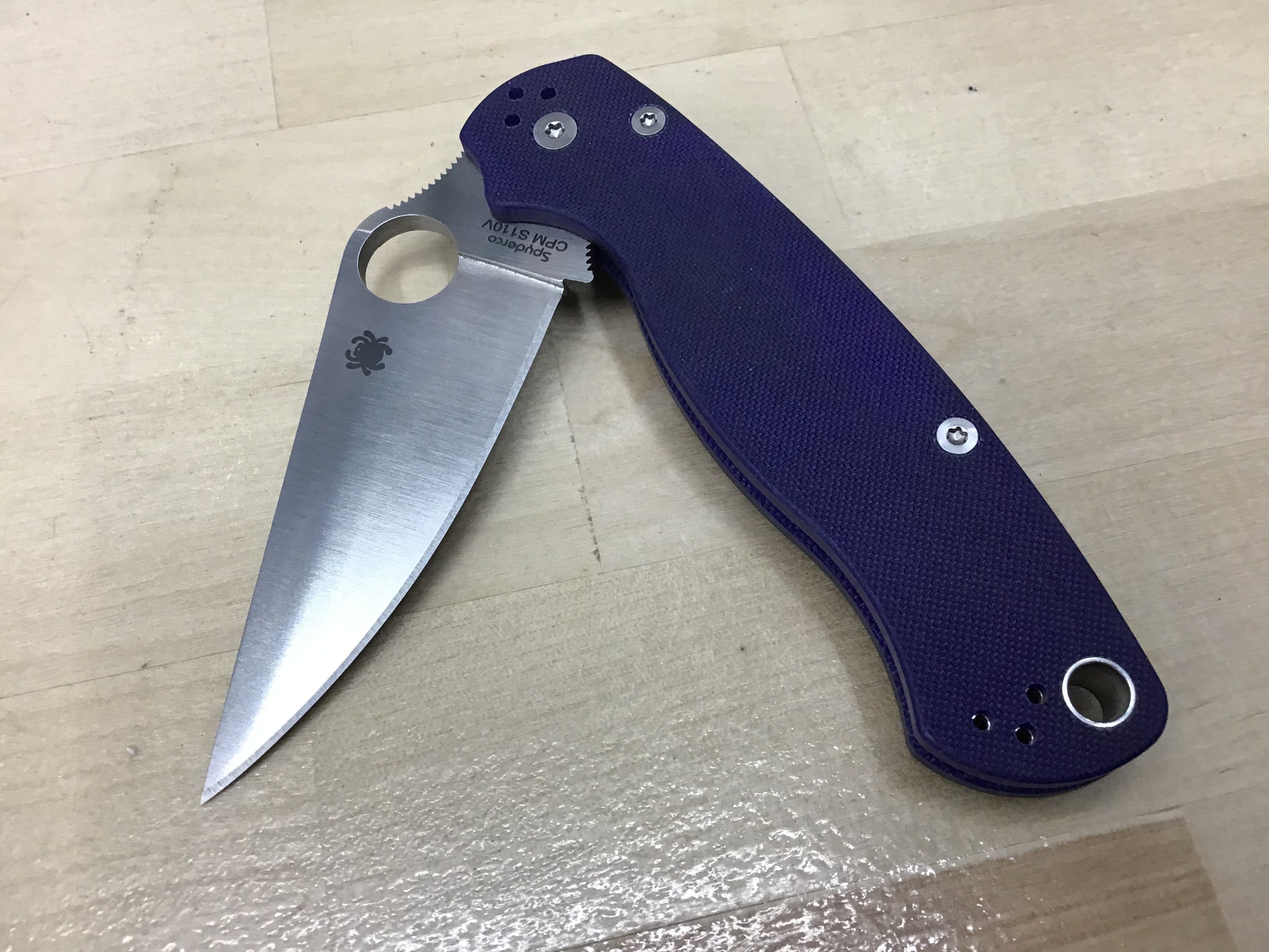 Spyderco Para Military 2 en CPM S45VN BK con Blurple G-10