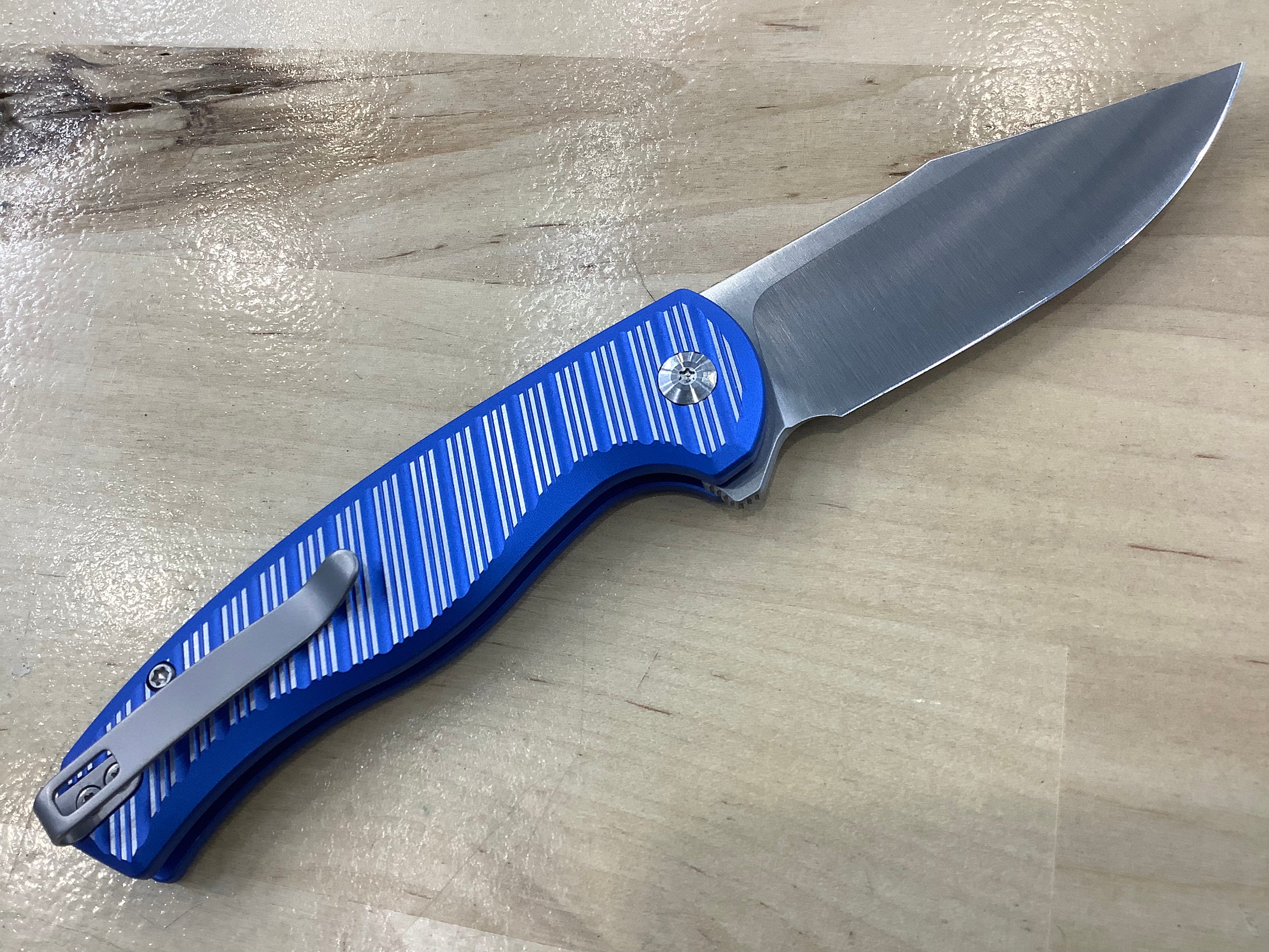 Couteau CIVIVI Stormhowl Flipper &amp; Button Lock, manche en aluminium bleu vif fraisé, plat satiné (lame Nitro-V à finition satinée de 3,3 po) C23040B-2