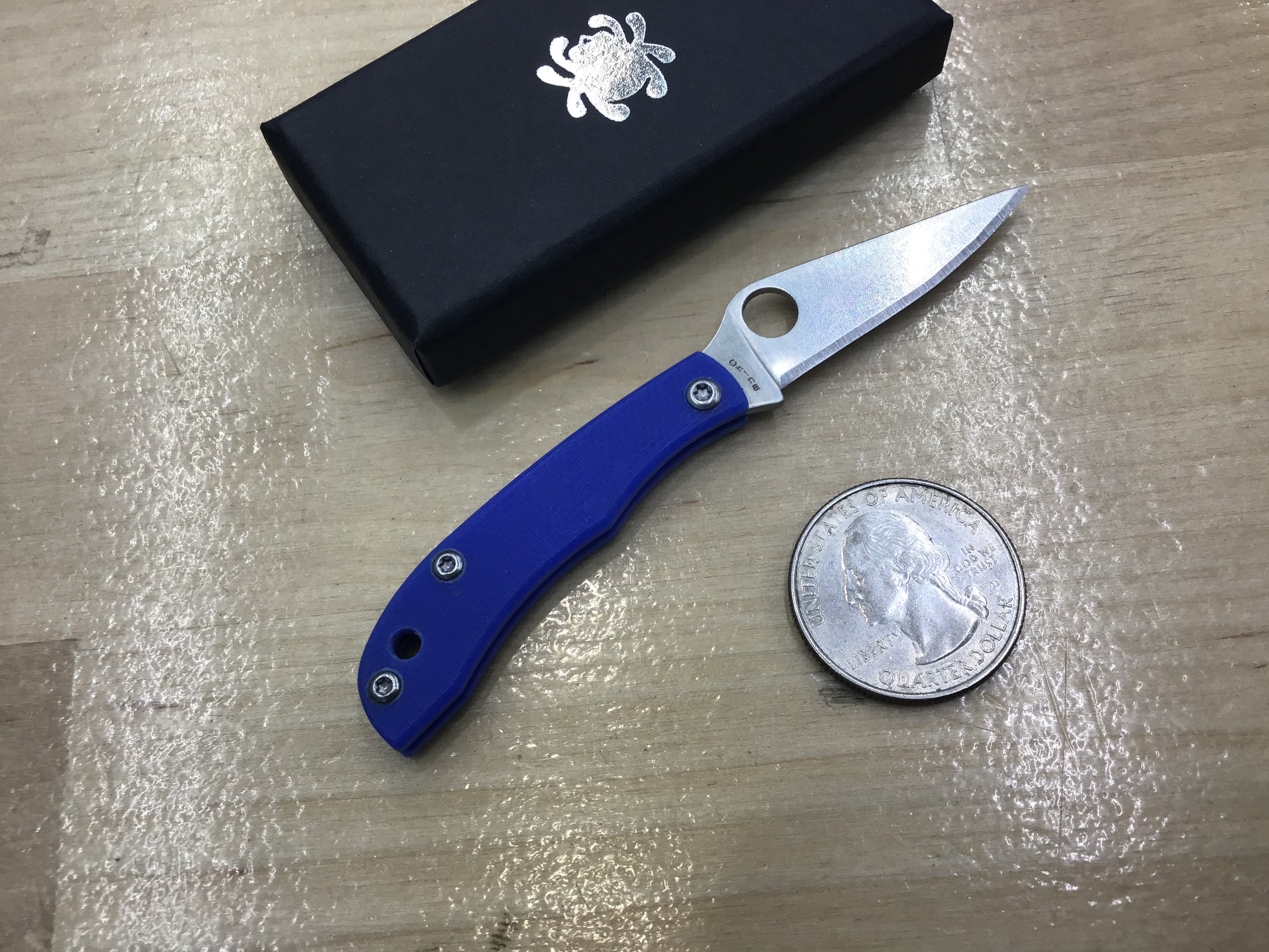 Spyderco HoneyBee Blue G-10 - 12C27 - C137GBLP