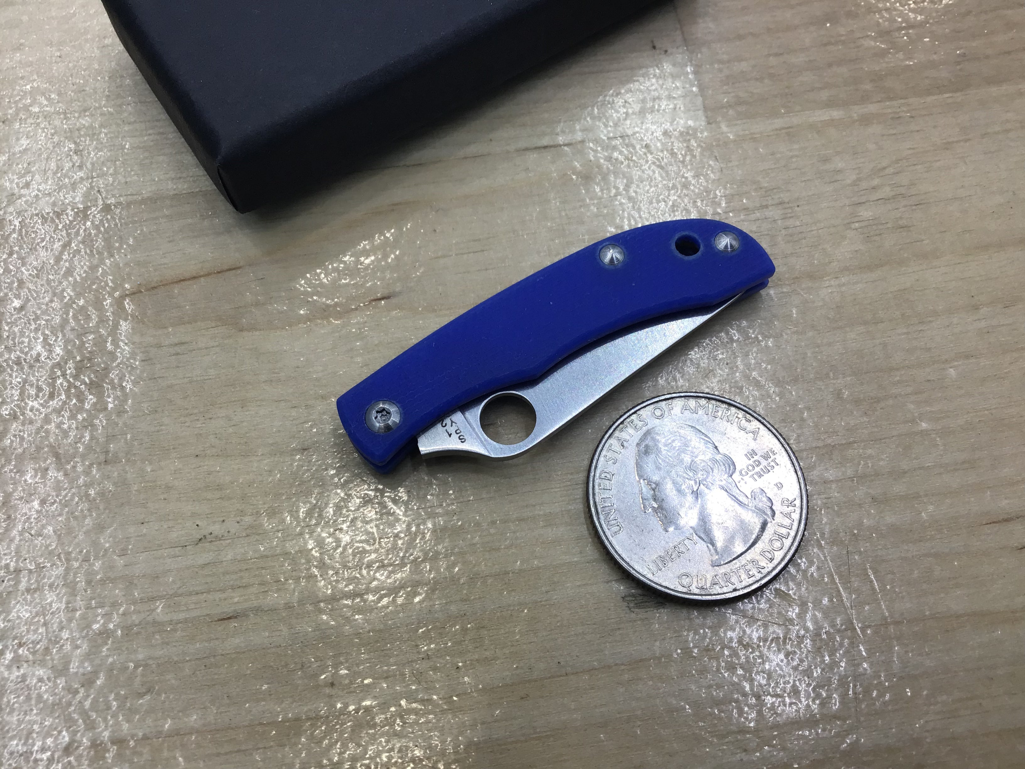 Spyderco HoneyBee Blue G-10 - 12C27 - C137GBLP