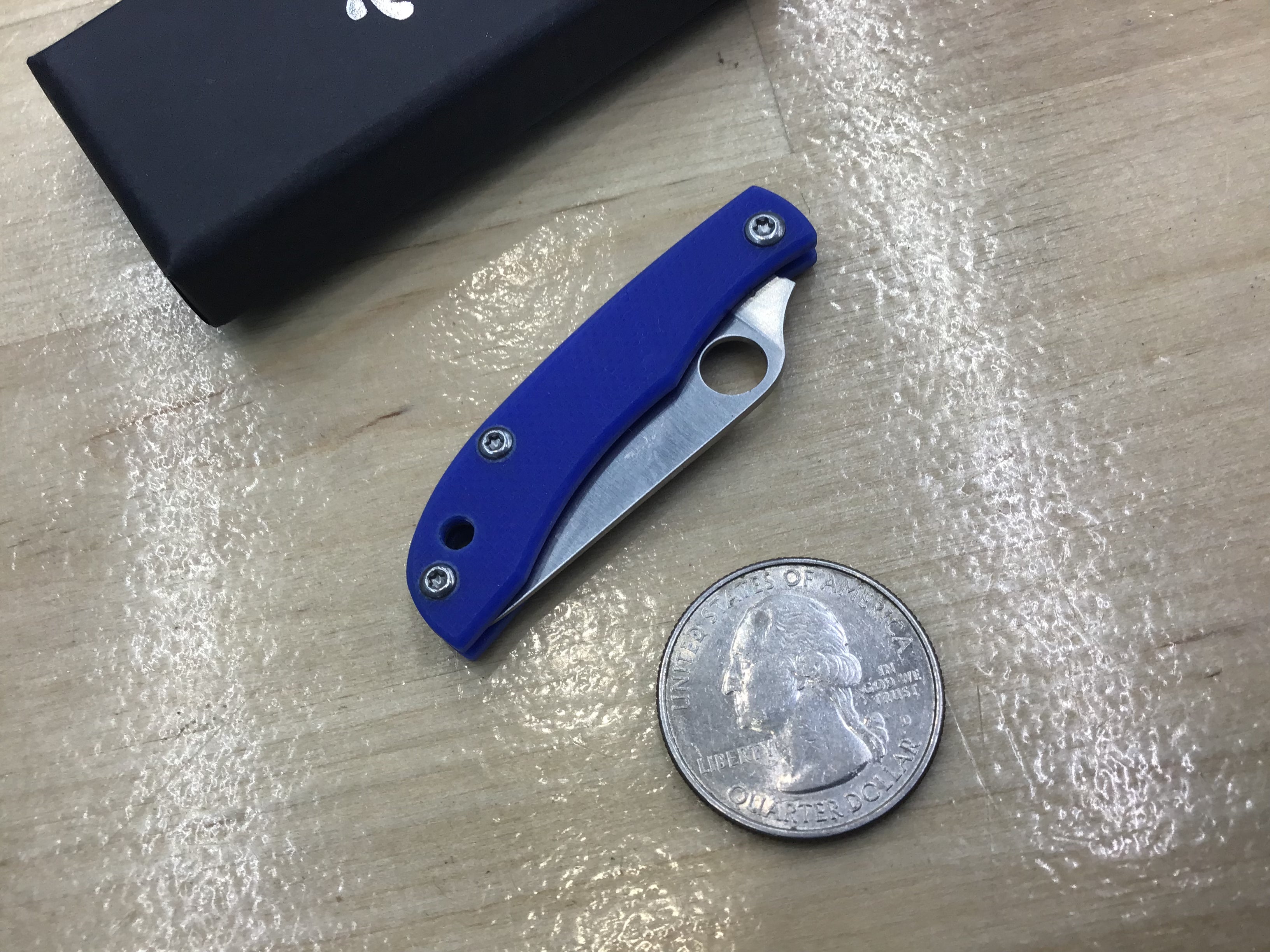 Spyderco HoneyBee Blue G-10 - 12C27 - C137GBLP