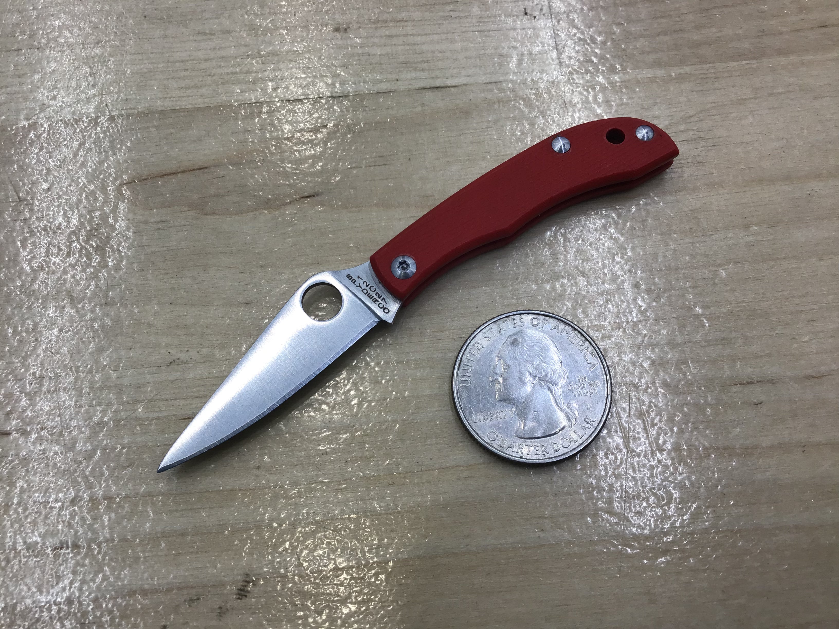 Spyderco HoneyBee Red G-10 - 12C27 - C137GRDP