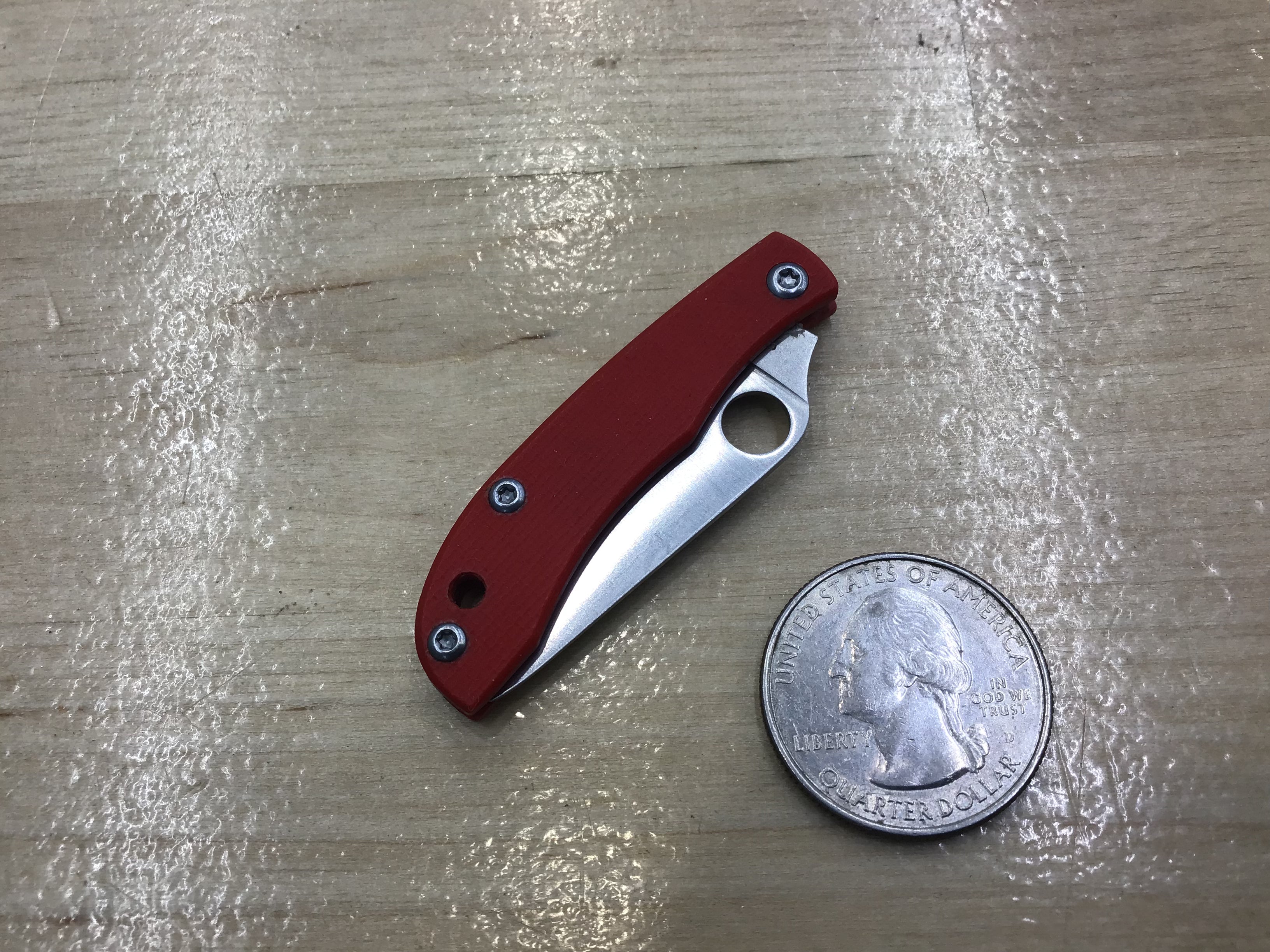 Spyderco HoneyBee Red G-10 - 12C27 - C137GRDP