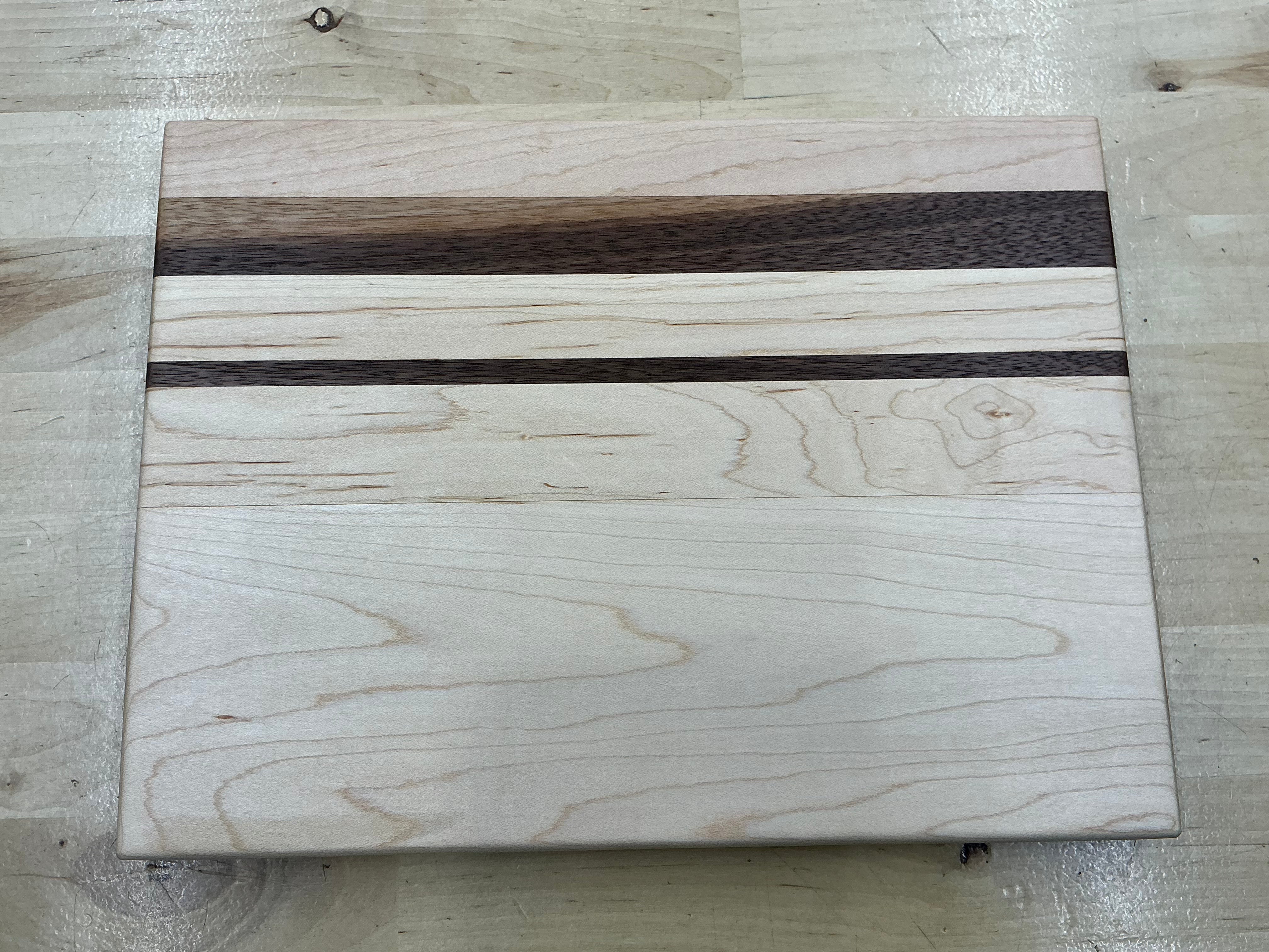 51MW1 Small Cutting Board Maple & Walnut
