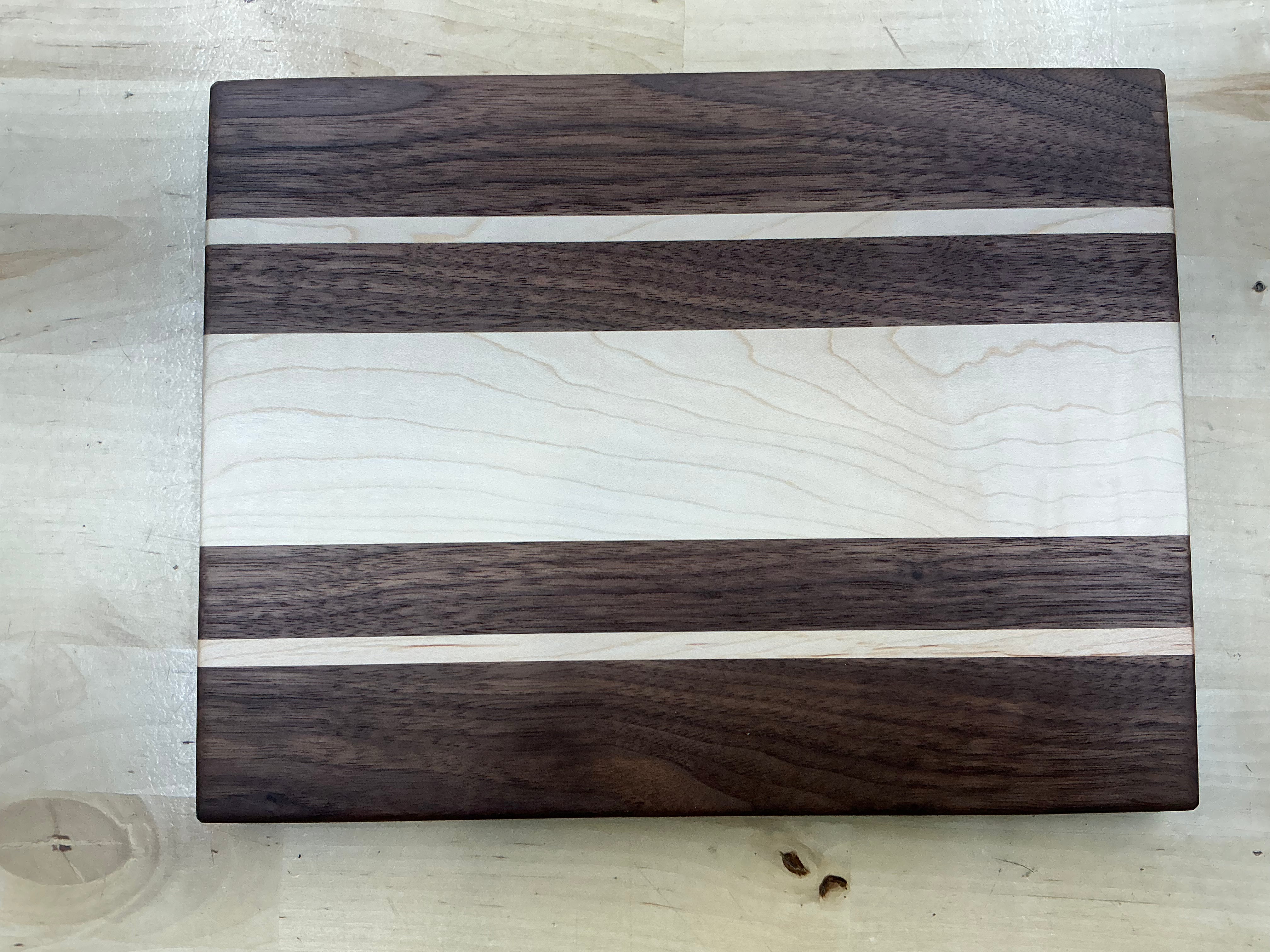 59WM1 Small Cutting Board Walnut & Maple
