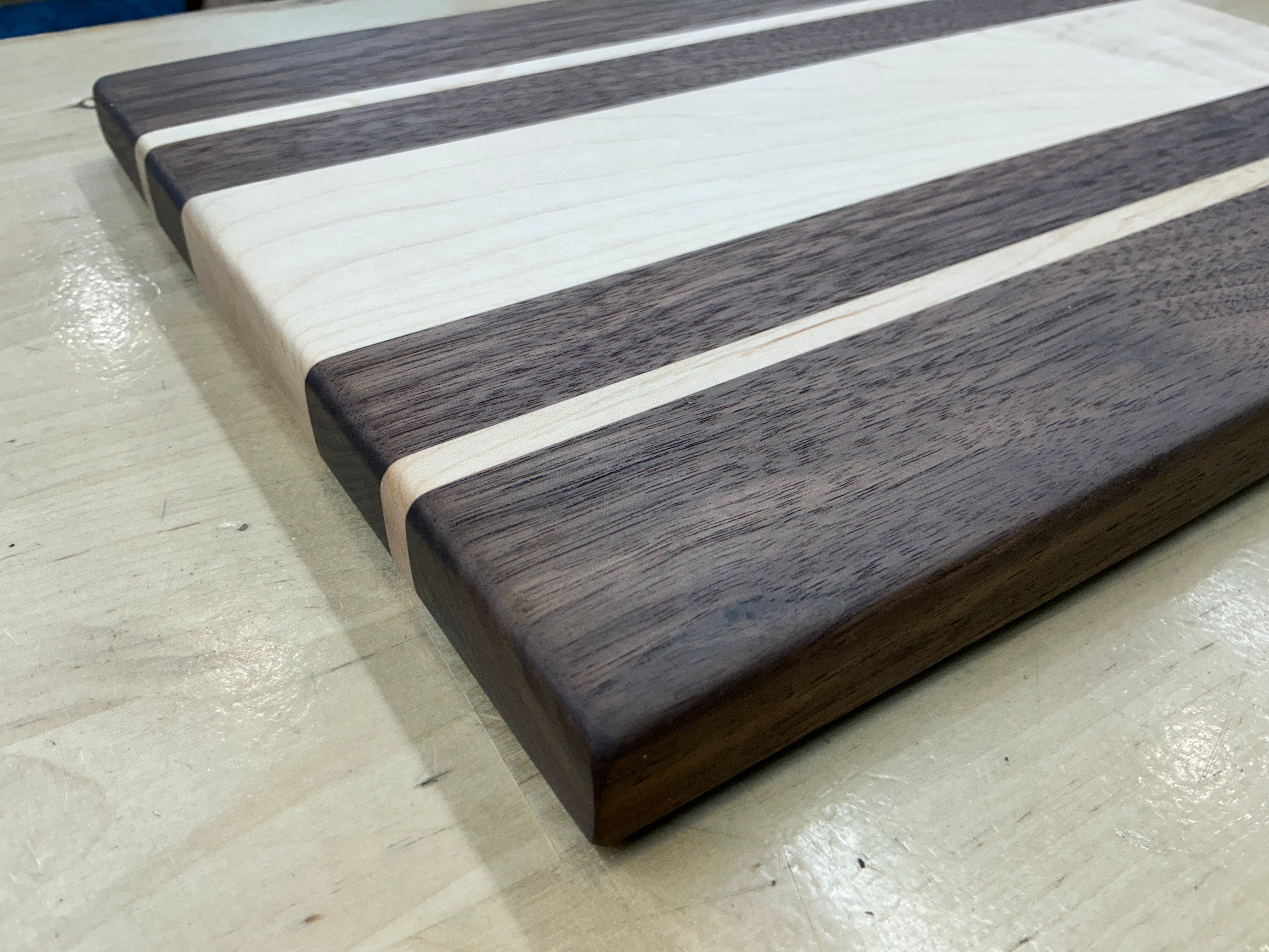 59WM1 Small Cutting Board Walnut & Maple