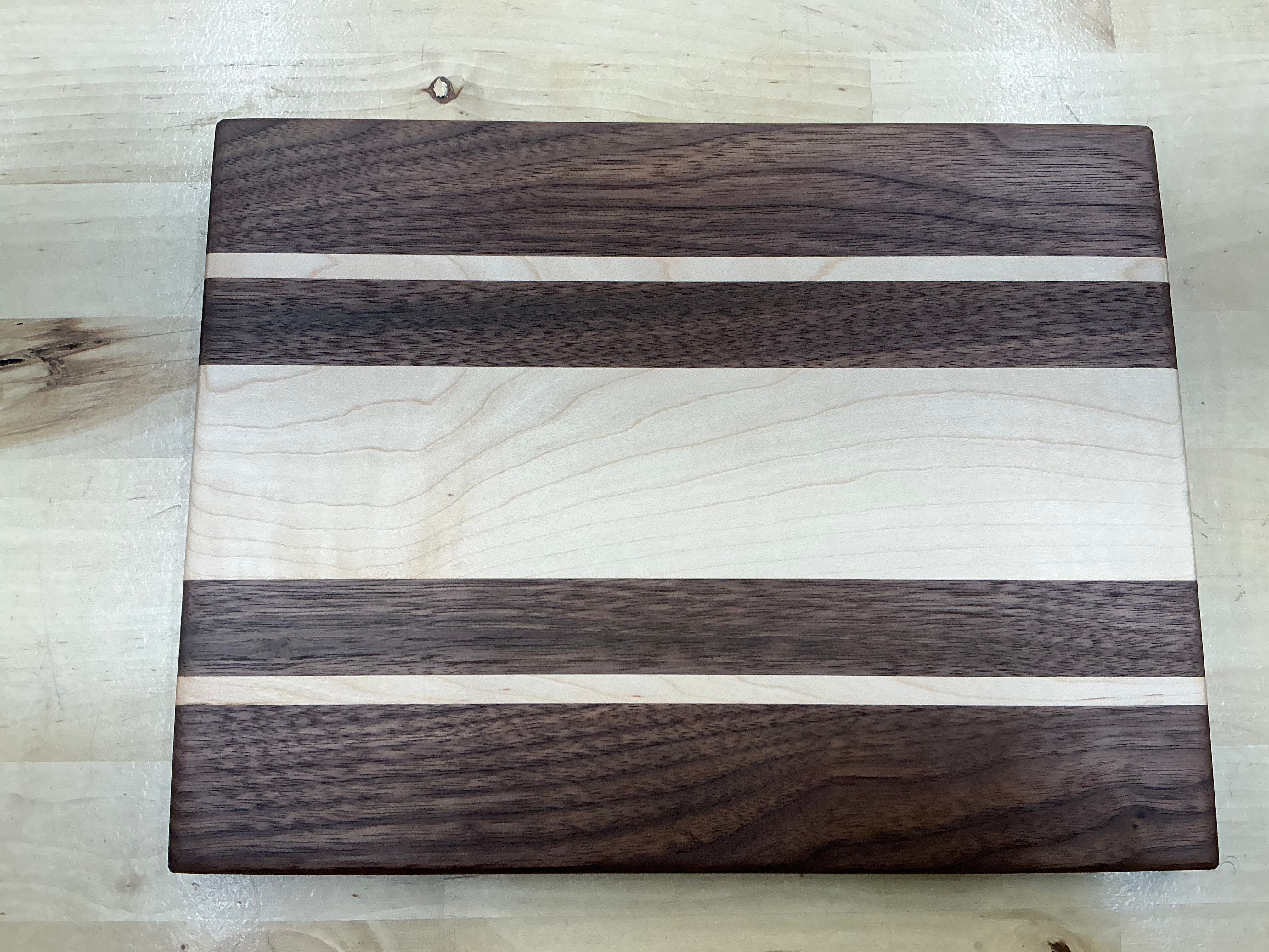 59WM1 Small Cutting Board Walnut & Maple