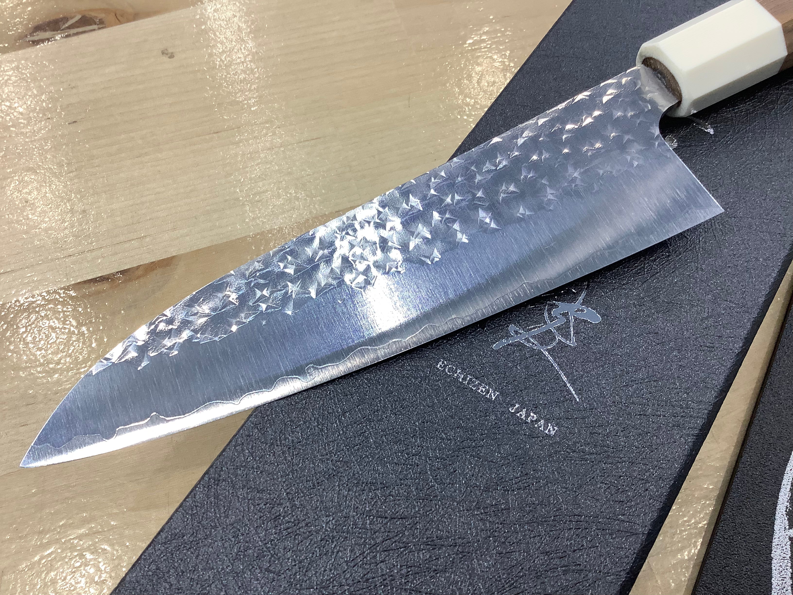 Santoku pequeño Kurosaki Super Gold 2 con hoja texturizada brillante, nogal y resina blanca, 150 mm (6 1/4”)