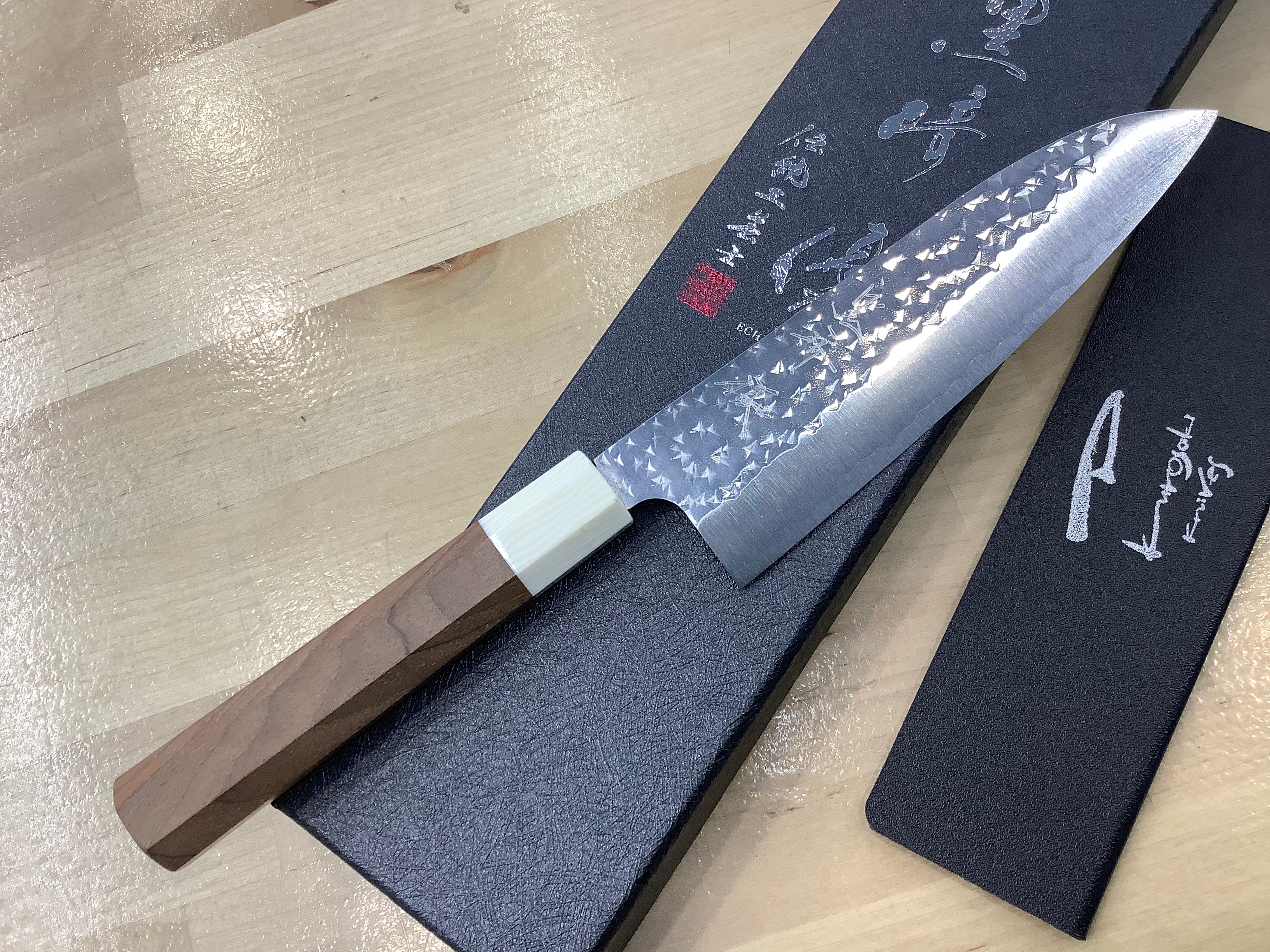 Santoku pequeño Kurosaki Super Gold 2 con hoja texturizada brillante, nogal y resina blanca, 150 mm (6 1/4”)