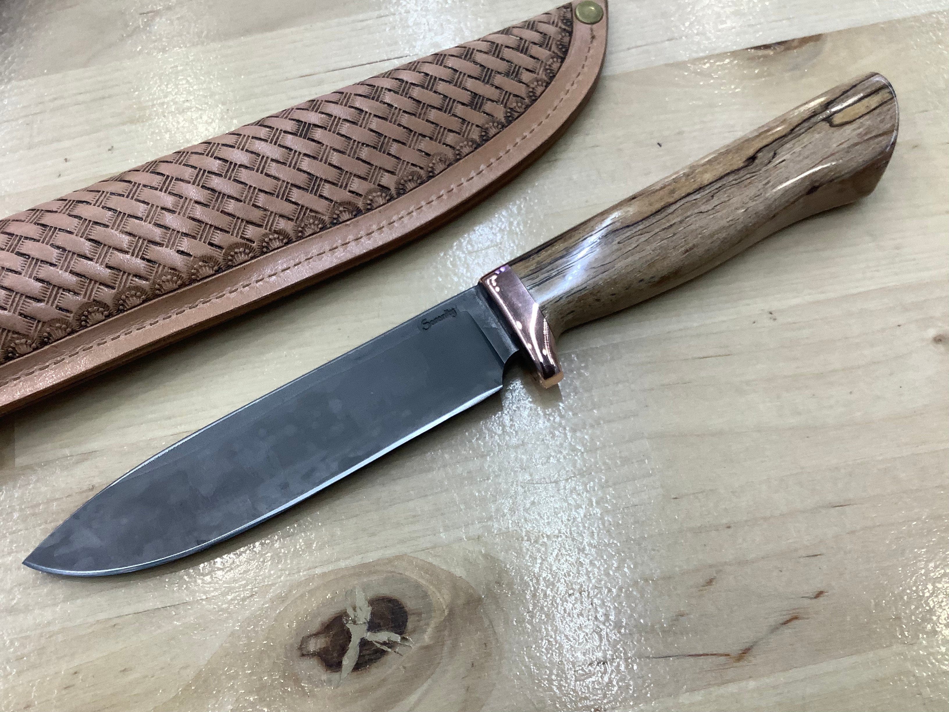 Cuchillo Hunter con punta de caída y espiga oculta en CPM154 con protección de cobre y mango de nuez veteada de Texas