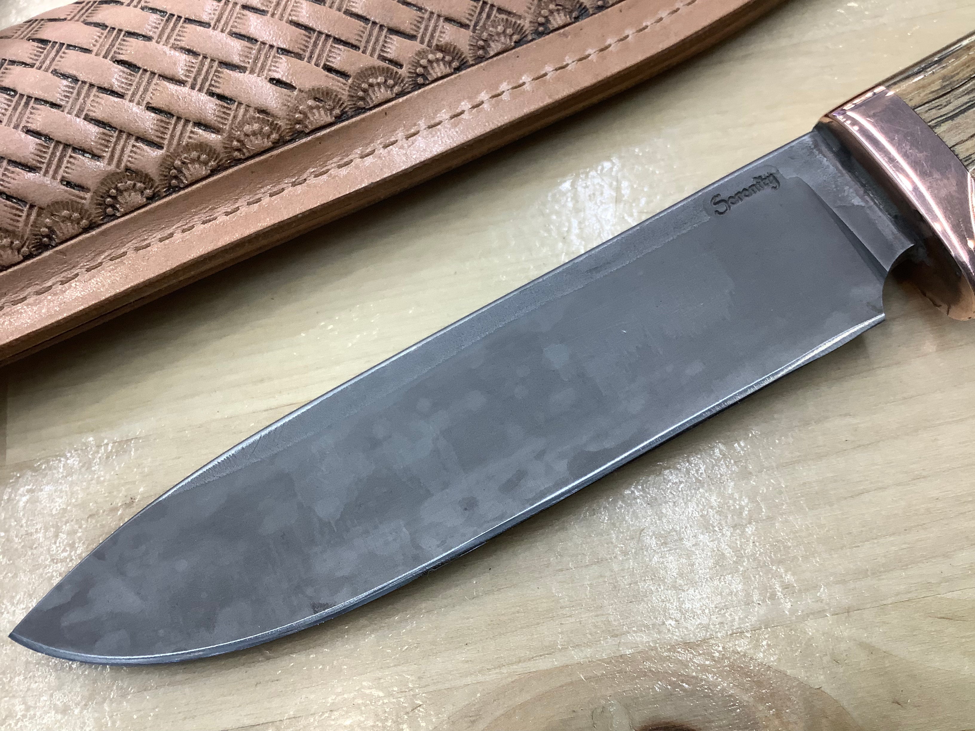 Cuchillo Hunter con punta de caída y espiga oculta en CPM154 con protección de cobre y mango de nuez veteada de Texas