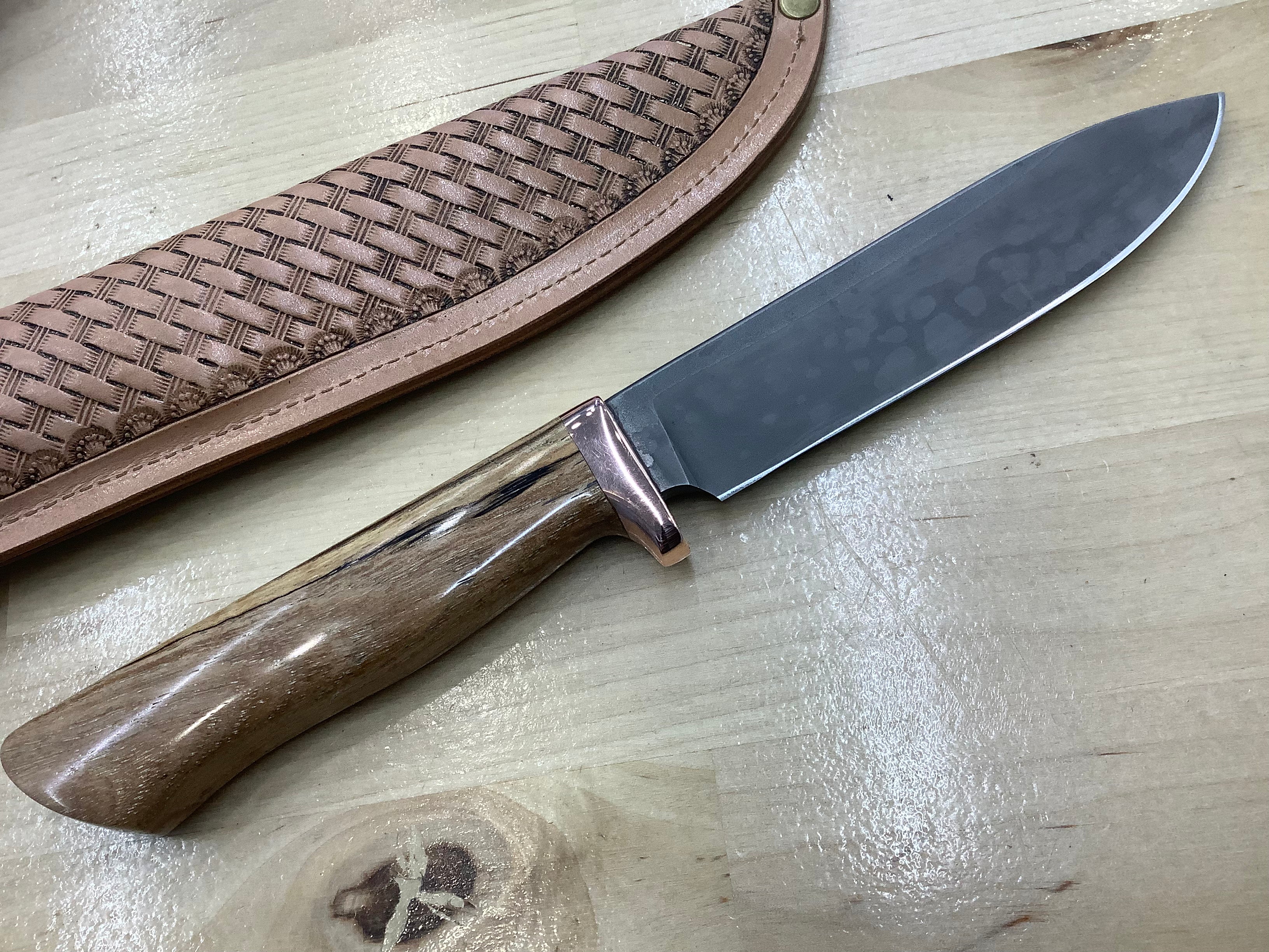 Cuchillo Hunter con punta de caída y espiga oculta en CPM154 con protección de cobre y mango de nuez veteada de Texas