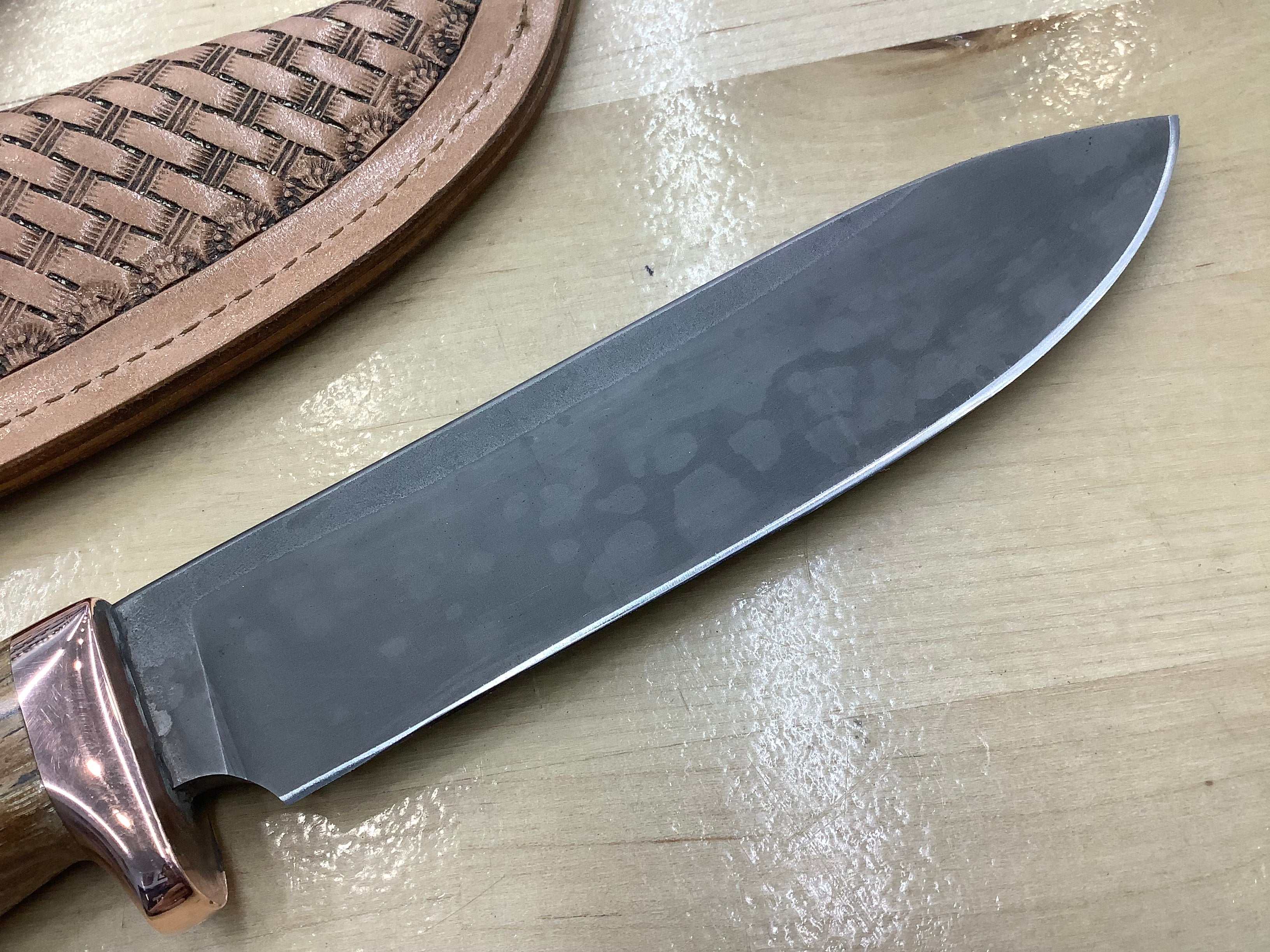 Cuchillo Hunter con punta de caída y espiga oculta en CPM154 con protección de cobre y mango de nuez veteada de Texas