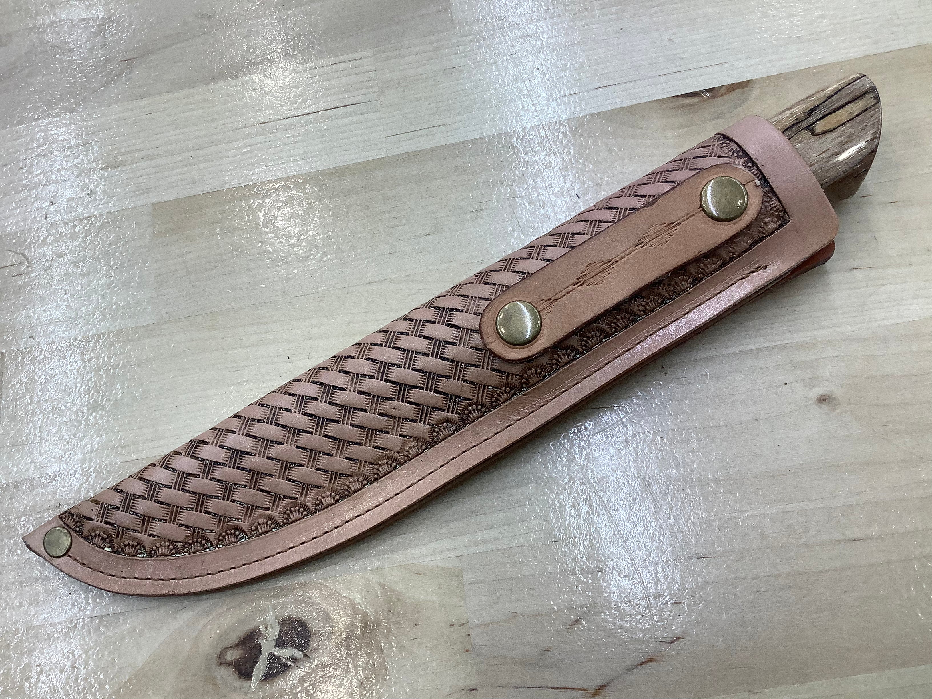 Cuchillo Hunter con punta de caída y espiga oculta en CPM154 con protección de cobre y mango de nuez veteada de Texas