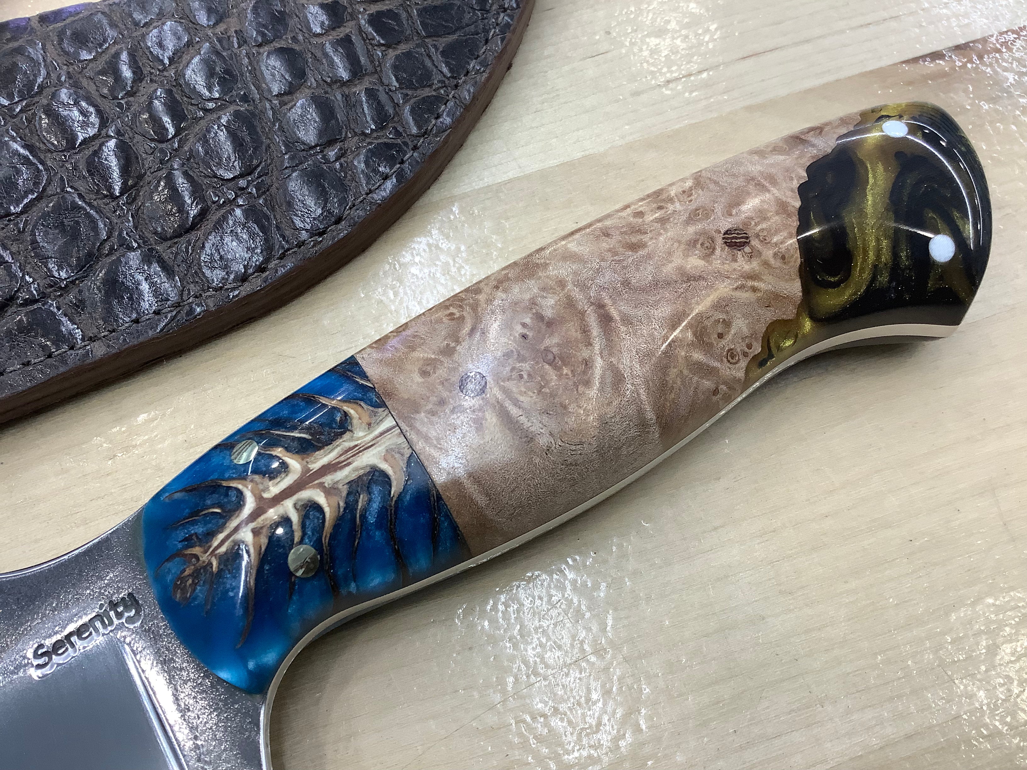 Cuchillo Skinner en CPM154 Blue Pinecone Bolster con mango híbrido de arce y resina AAO