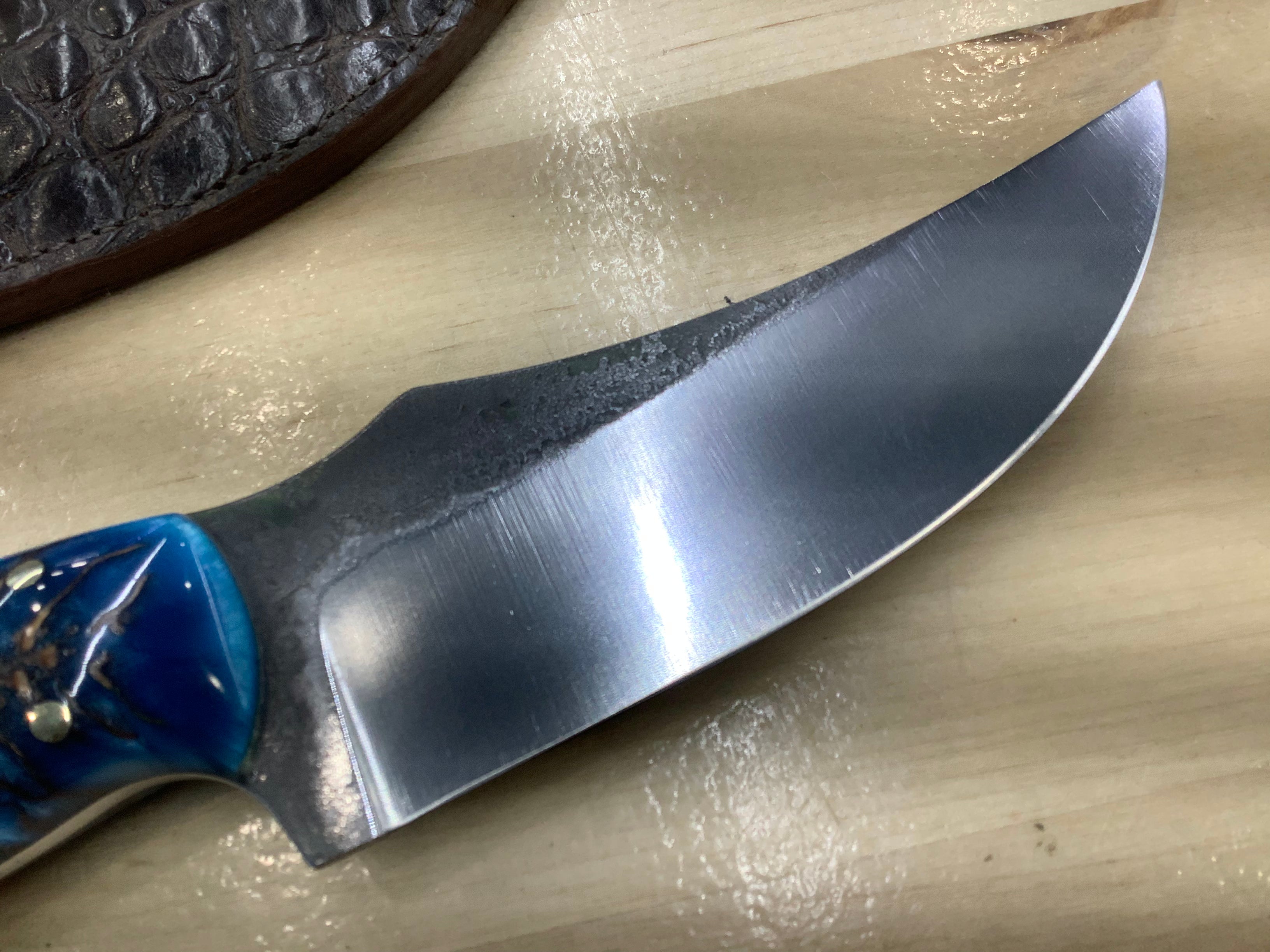 Couteau Skinner avec traversin en pomme de pin bleu CPM154 et manche hybride en érable AAO et résine