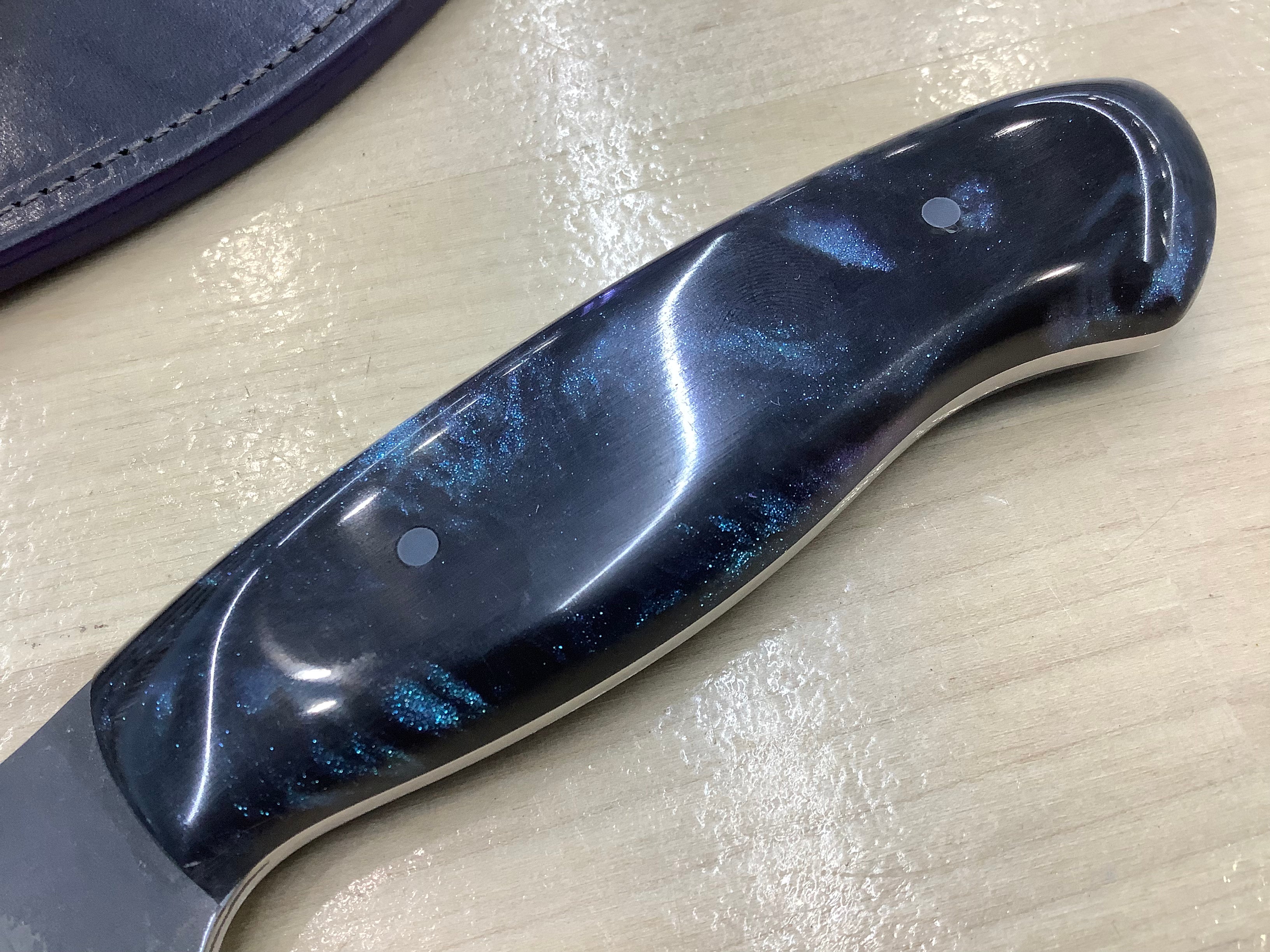 Cuchillo Skinner en CPM154 con mango de resina Galaxy y virola de piña azul