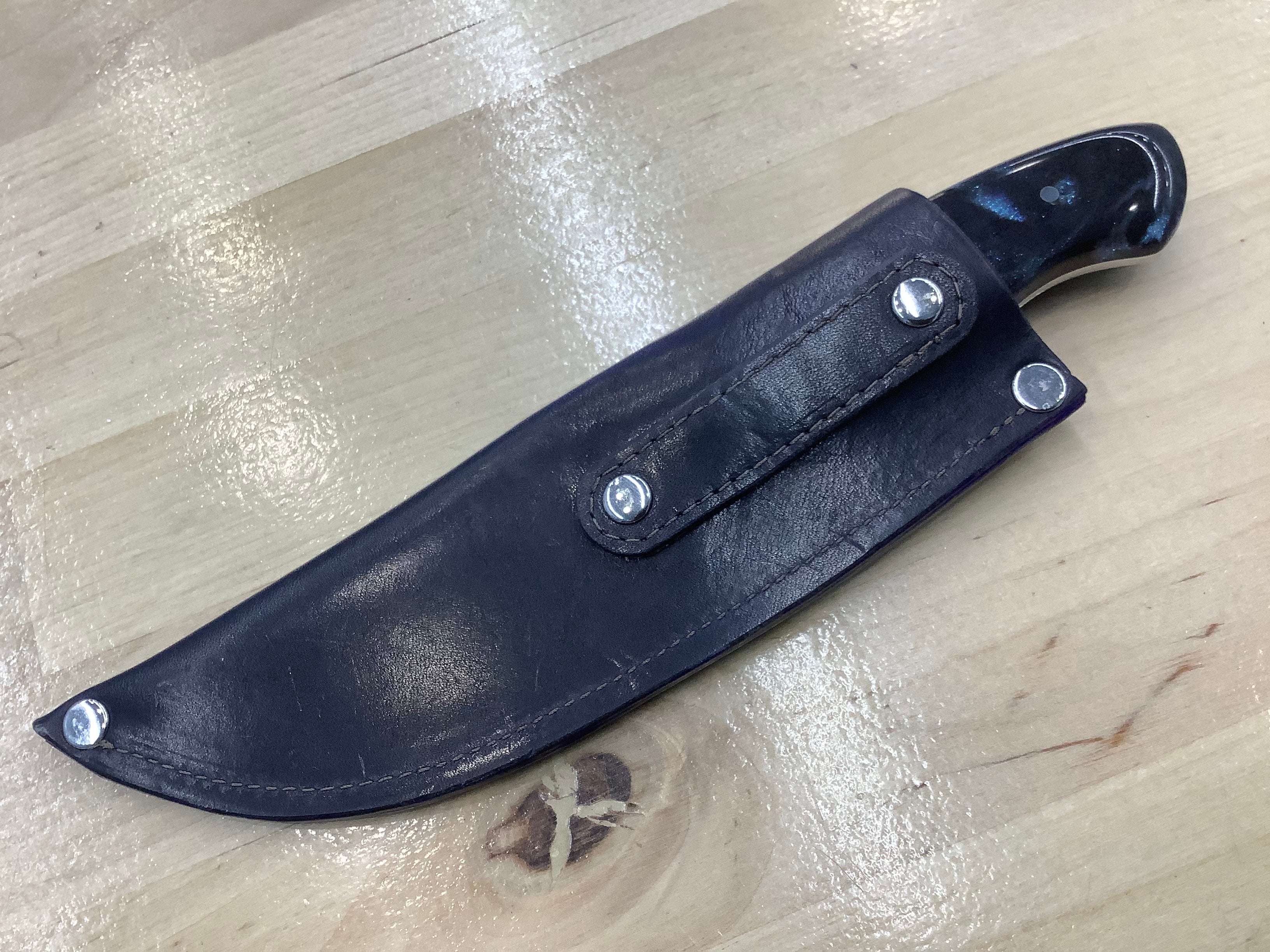 Cuchillo Skinner en CPM154 con mango de resina Galaxy y virola de piña azul