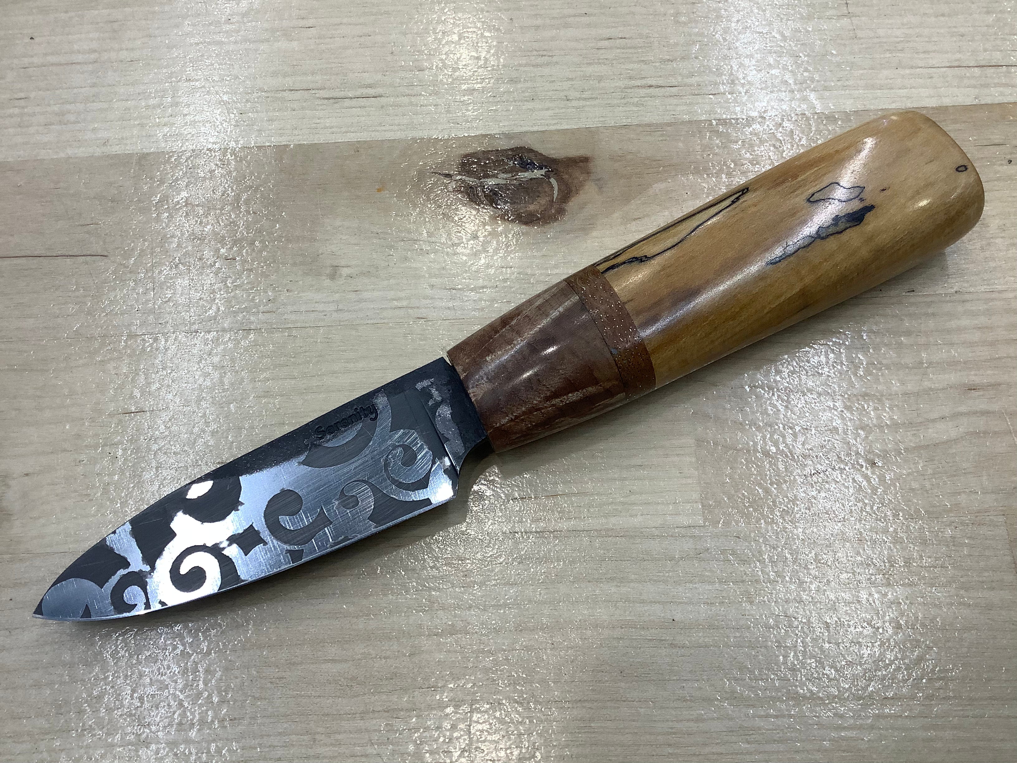 Cuchillo para emparejar con espiga oculta en CPM154 con virola de arce rizado y mango de nuez veteada de Texas