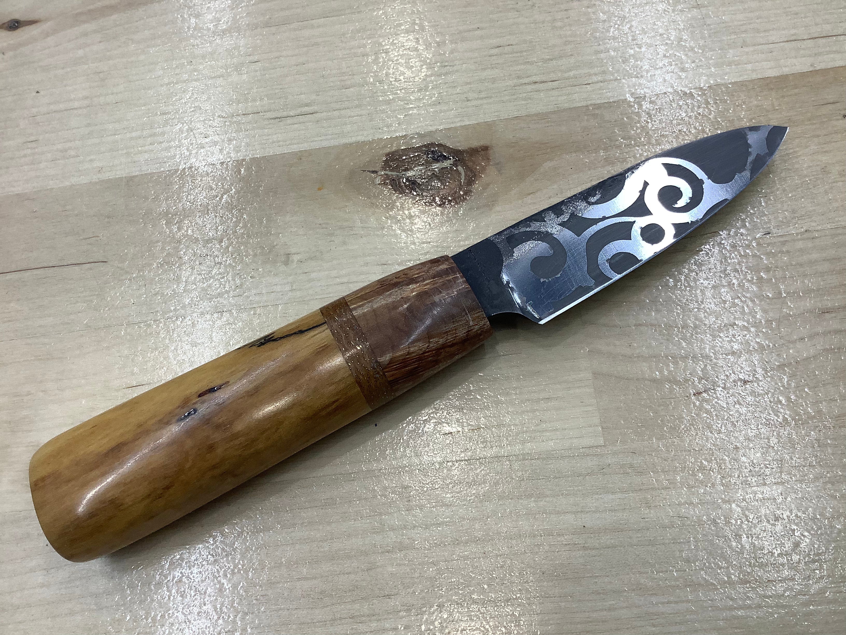 Cuchillo para emparejar con espiga oculta en CPM154 con virola de arce rizado y mango de nuez veteada de Texas