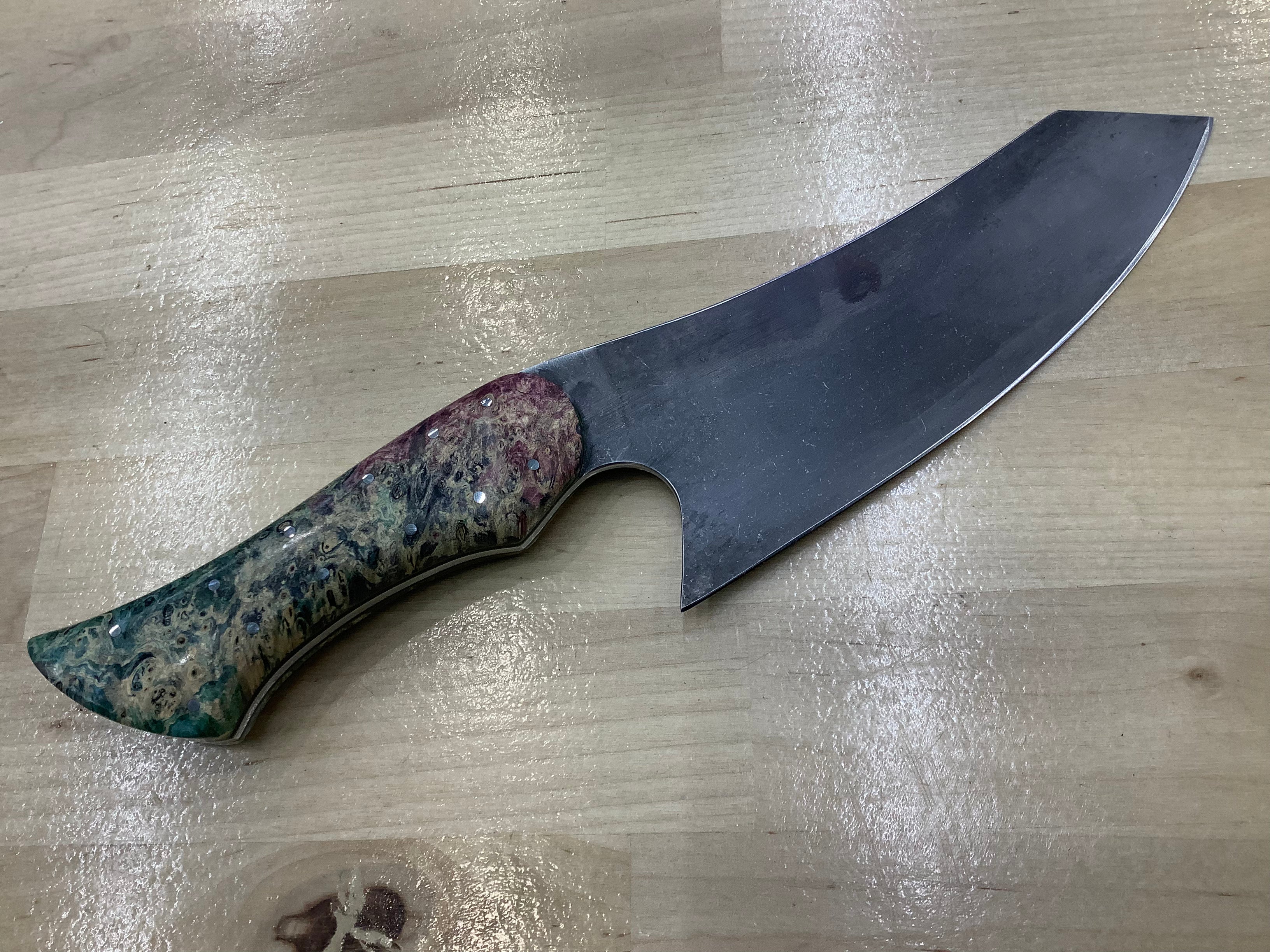 Santoku híbrido mecedor en CPM MagnaCut Stonewashed con nudo de arce teñido en cuatro tonos