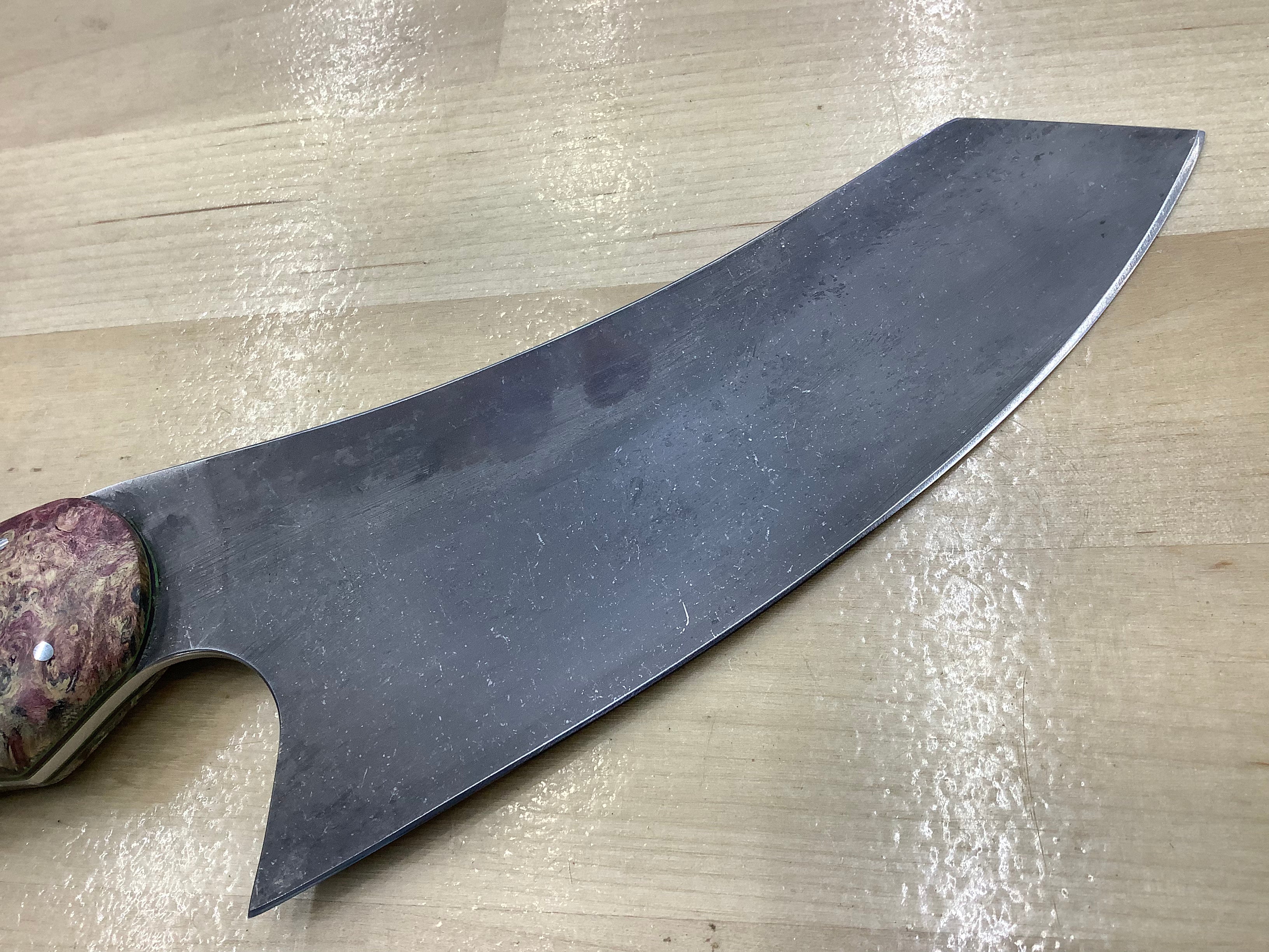 Santoku híbrido mecedor en CPM MagnaCut Stonewashed con nudo de arce teñido en cuatro tonos