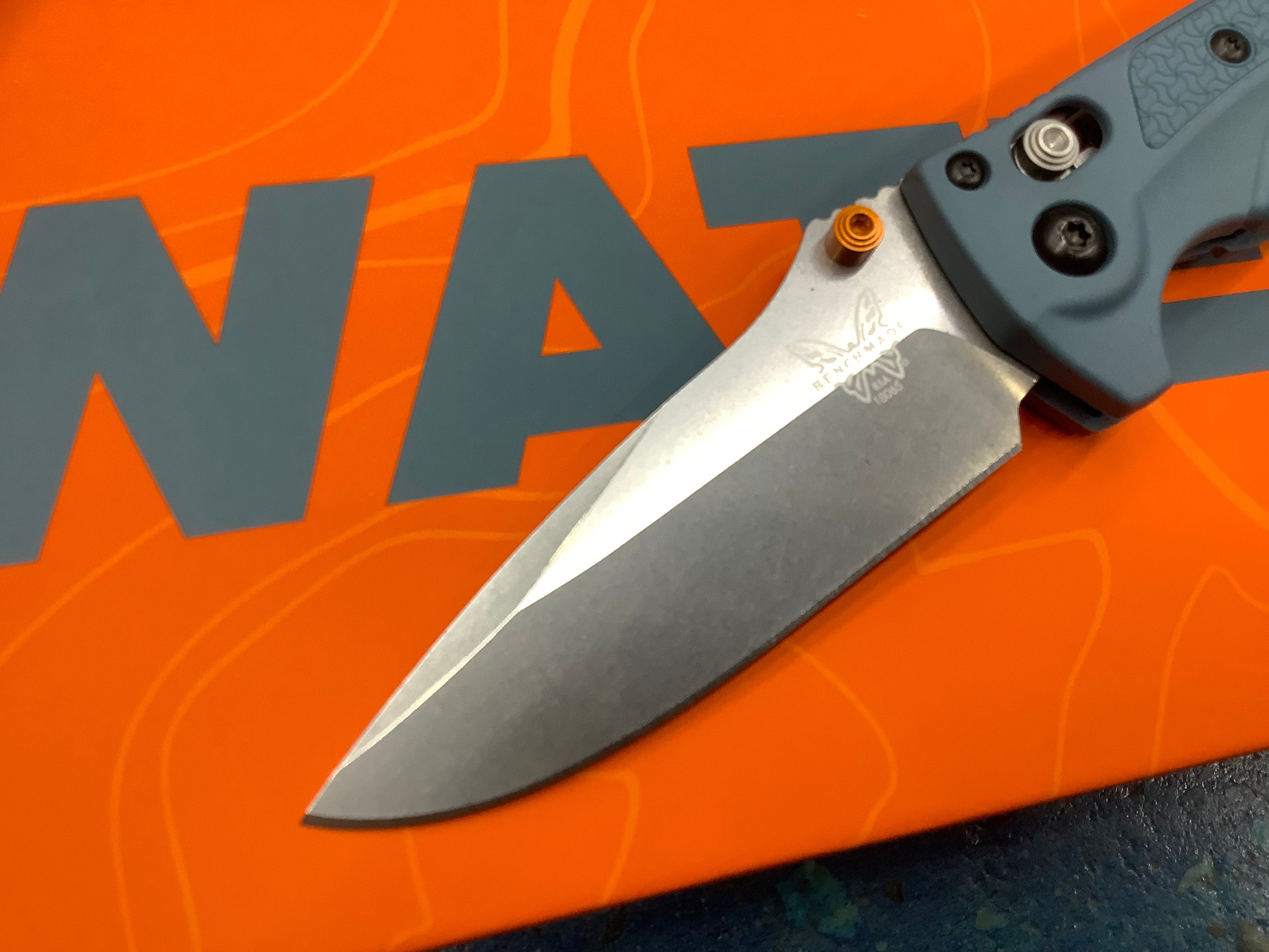 Benchmade Mini Adira CPM MagnaCut Polymère texturé bleu 18065