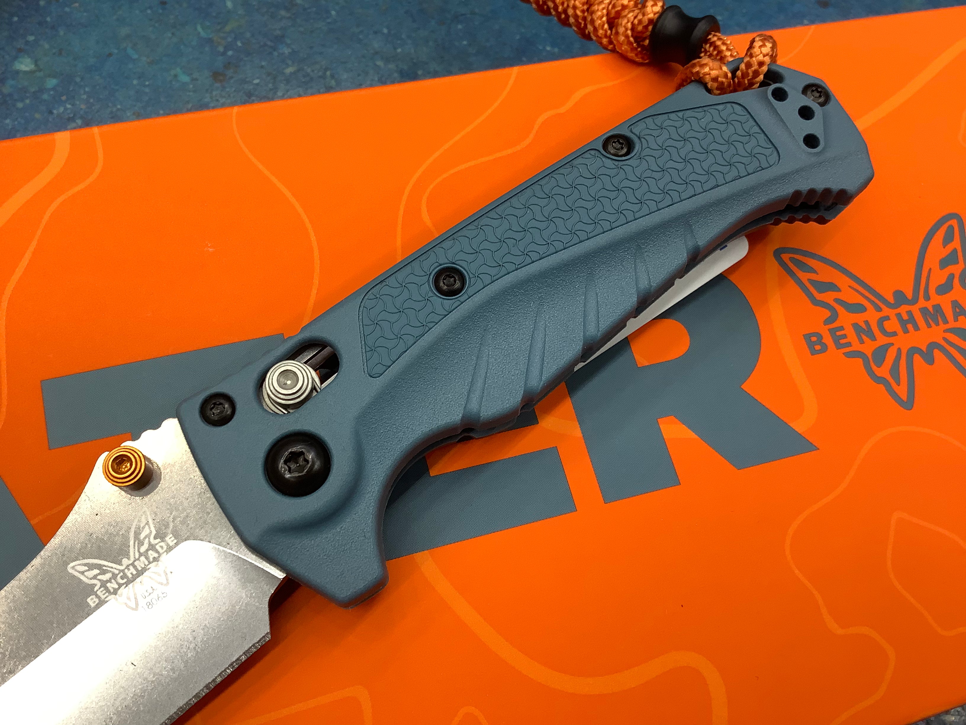 Benchmade Mini Adira CPM MagnaCut Polymère texturé bleu 18065