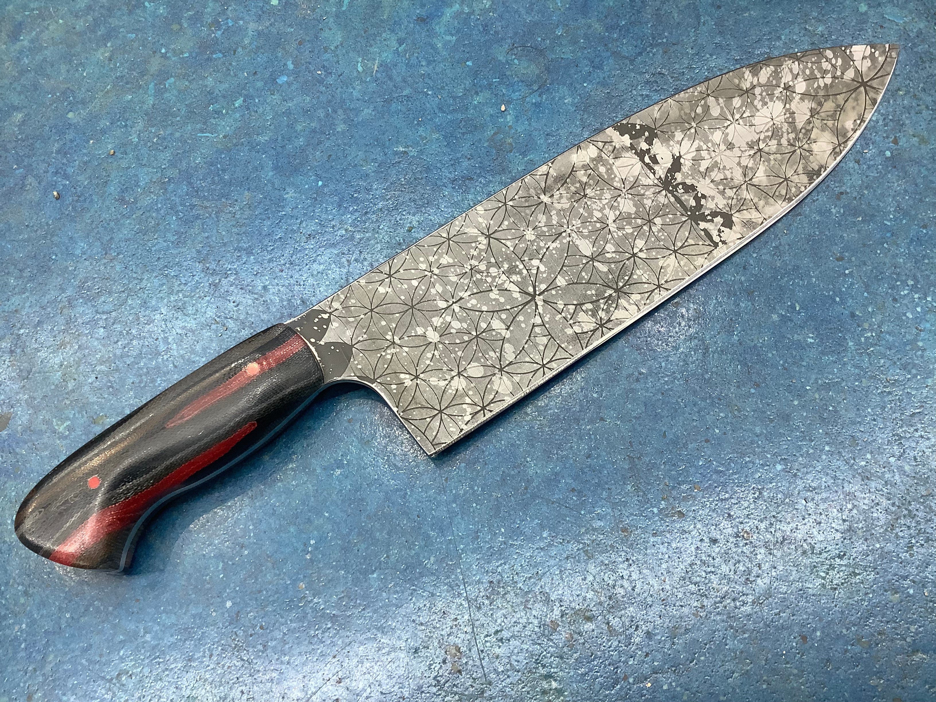 Couteau de chef géométrique Euro en CPM MagnaCut avec Micarta posé à la main