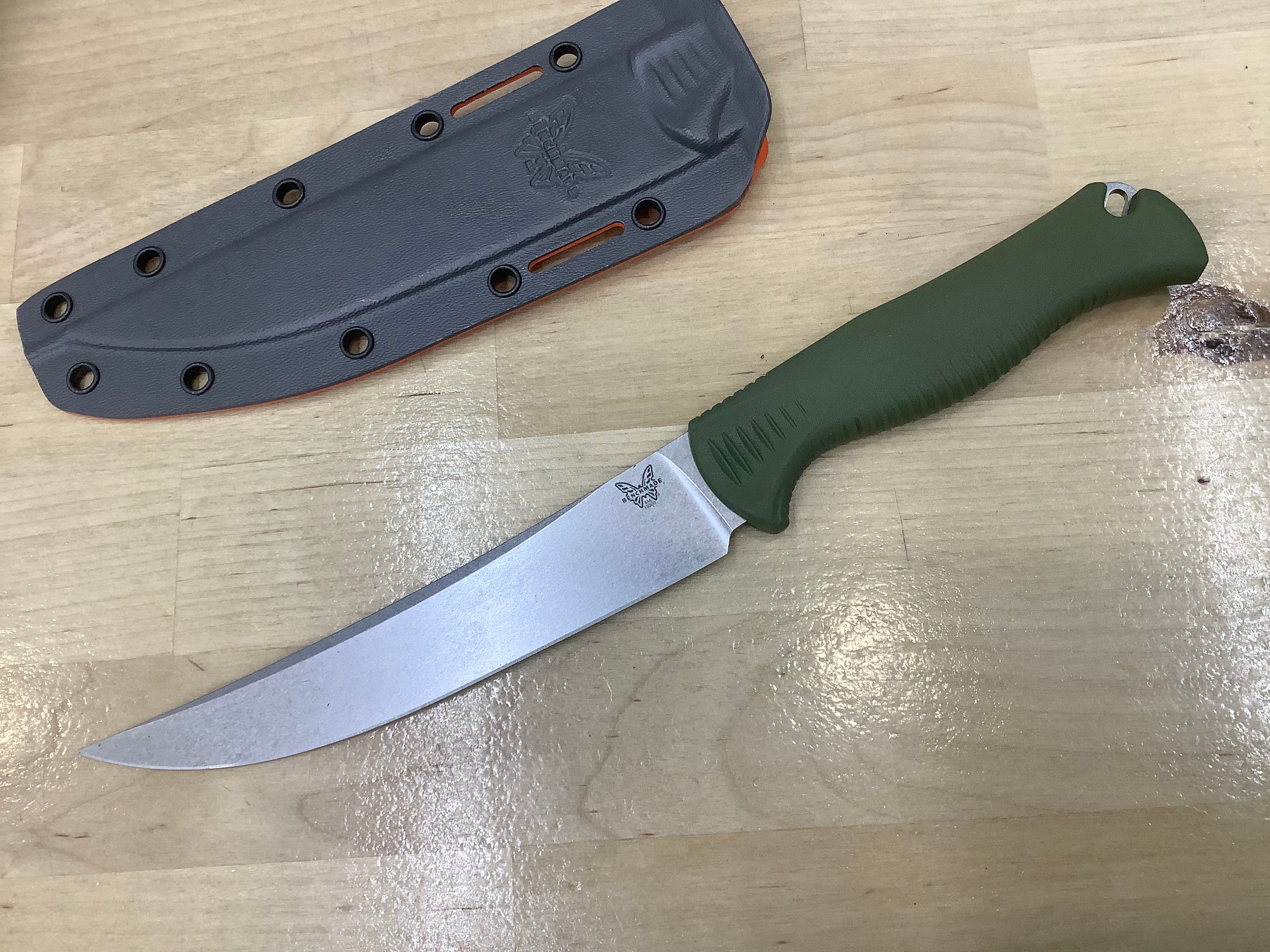 Benchmade Meatcrafter CPM 154 avec Santoprene vert olive foncé 15500-04