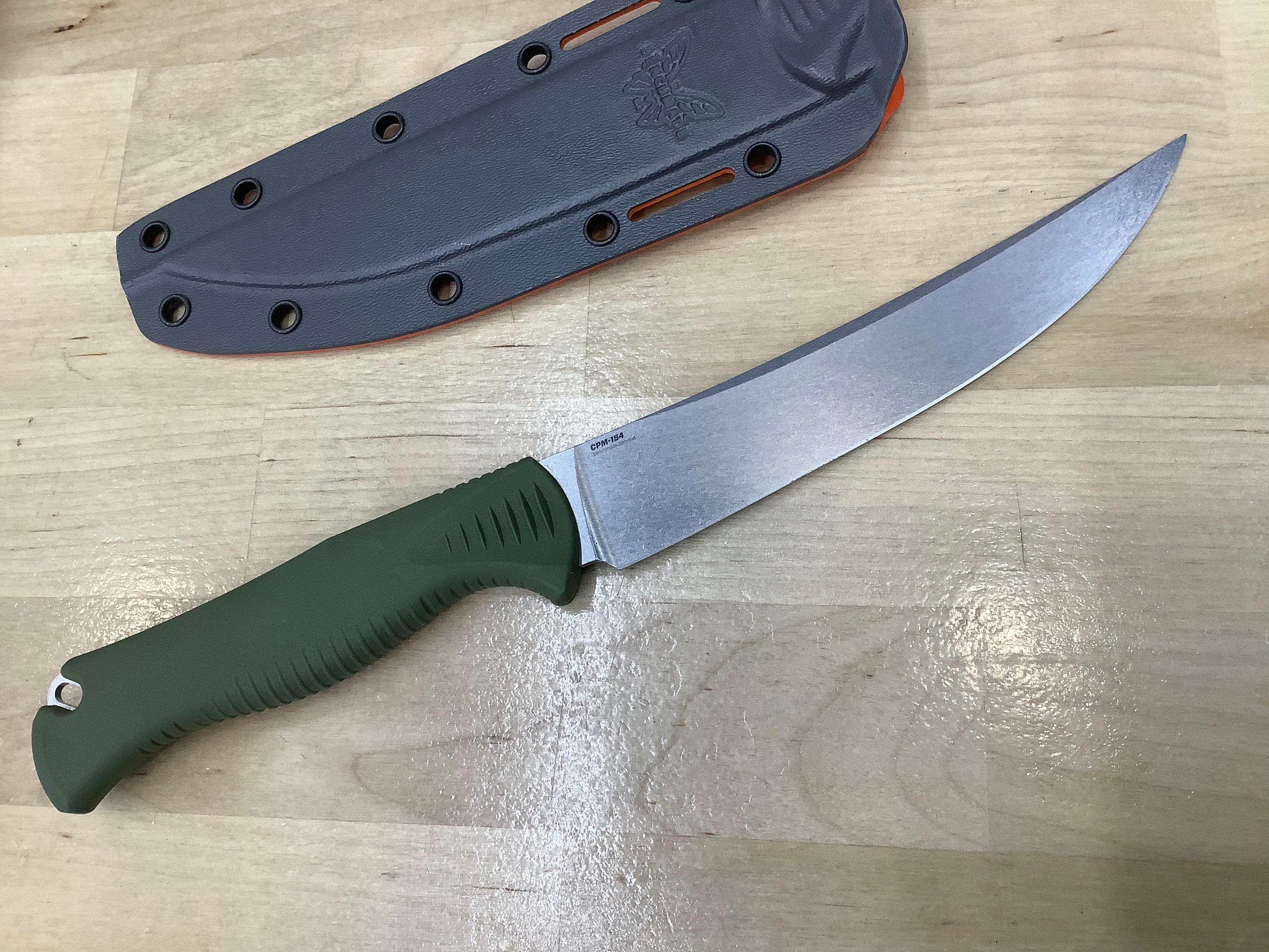 Benchmade Meatcrafter CPM 154 avec Santoprene vert olive foncé 15500-04