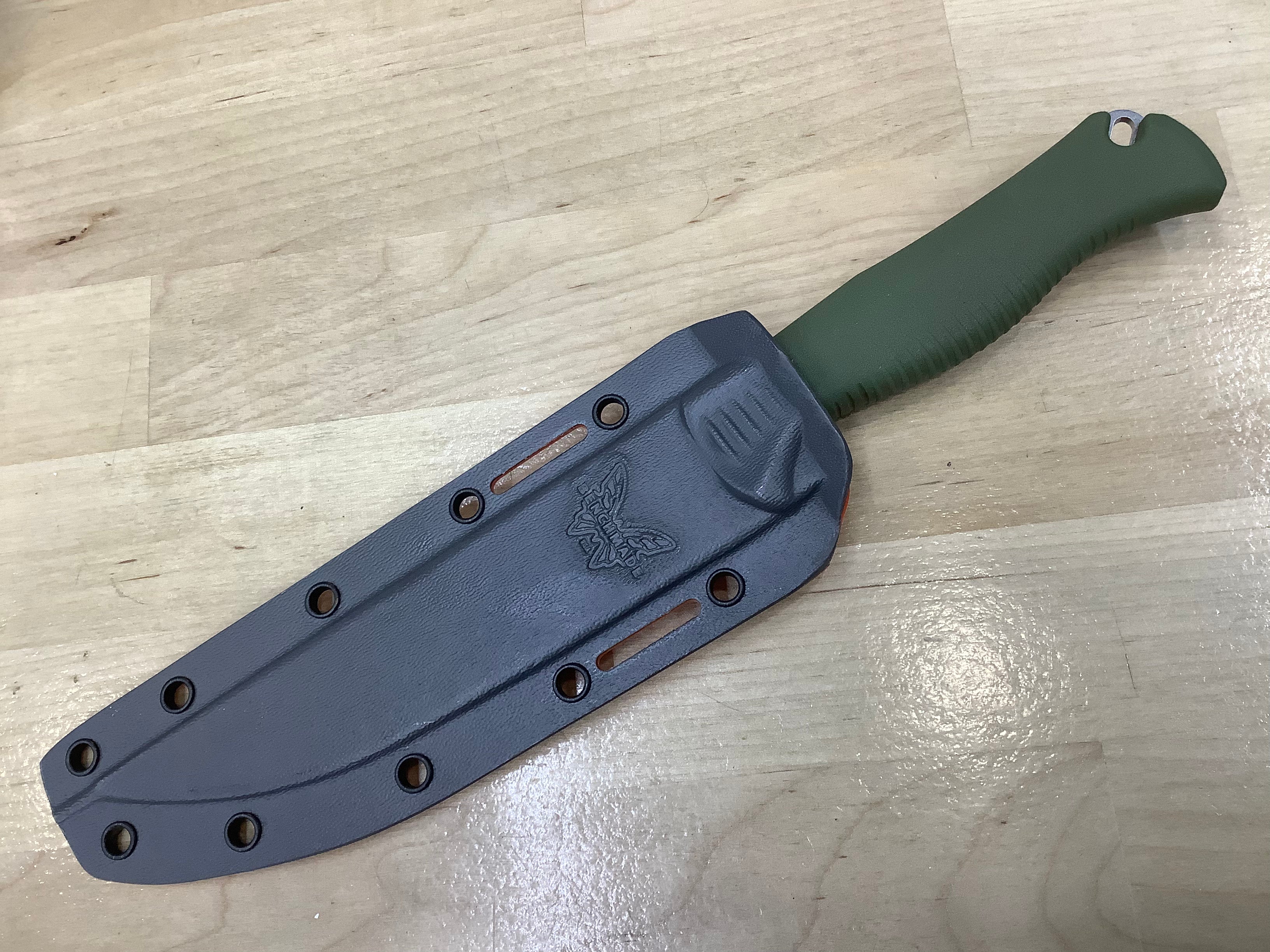 Benchmade Meatcrafter CPM 154 avec Santoprene vert olive foncé 15500-04