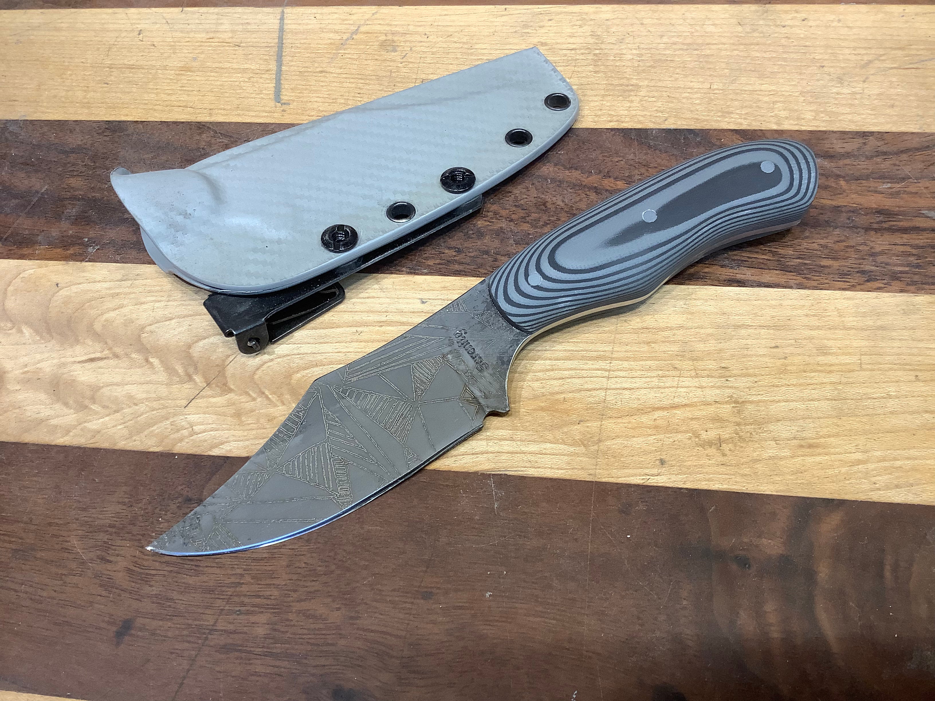 Cuchillo Skinner con mango Suretouch CPM154 y grabado láser asimétrico