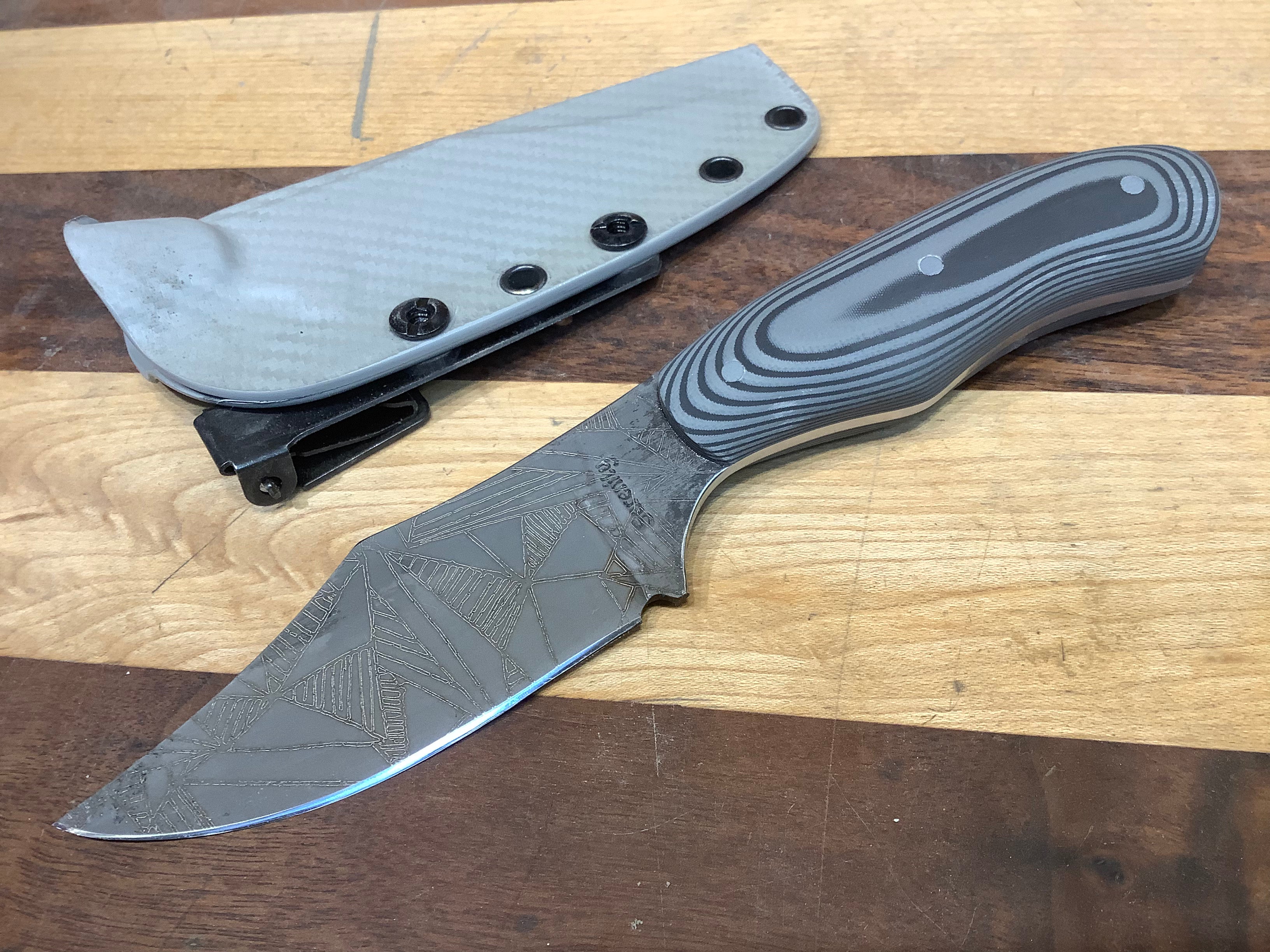 Cuchillo Skinner con mango Suretouch CPM154 y grabado láser asimétrico