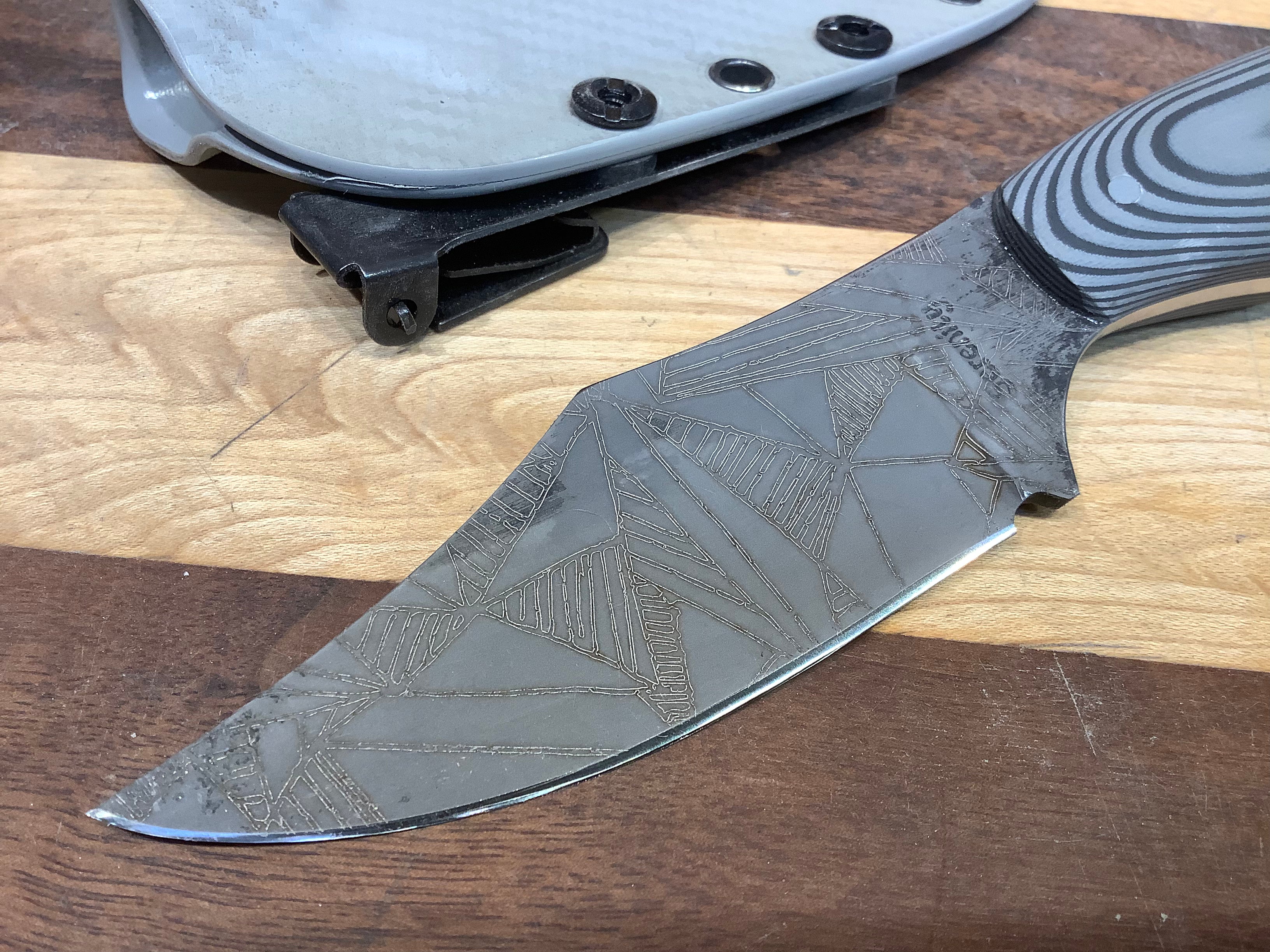 Cuchillo Skinner con mango Suretouch CPM154 y grabado láser asimétrico