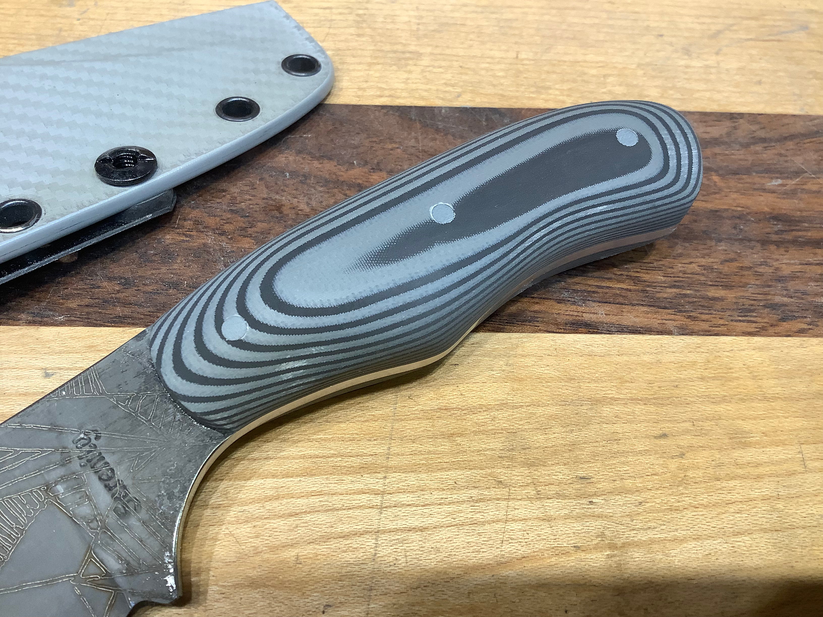 Cuchillo Skinner con mango Suretouch CPM154 y grabado láser asimétrico