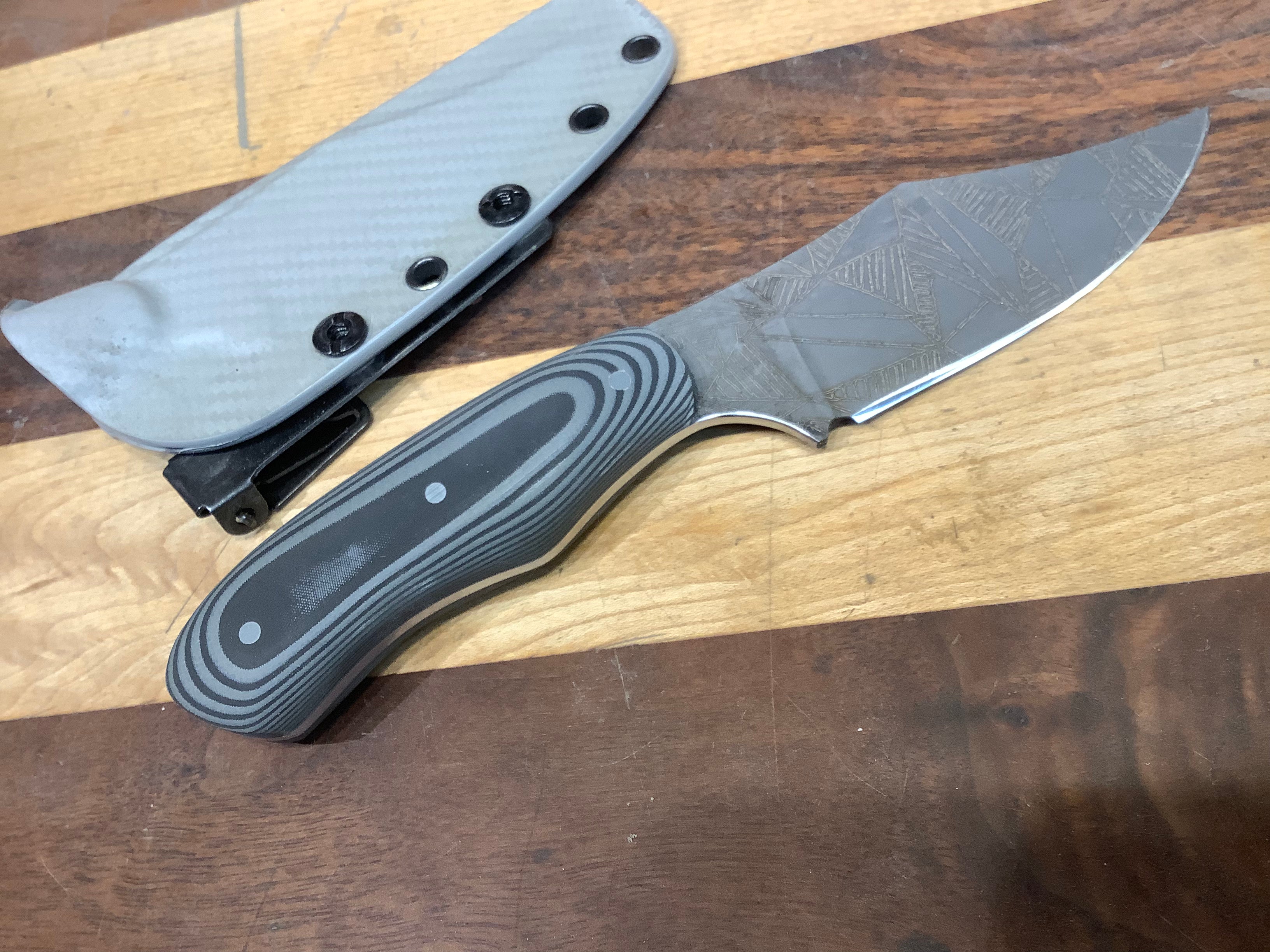 Cuchillo Skinner con mango Suretouch CPM154 y grabado láser asimétrico