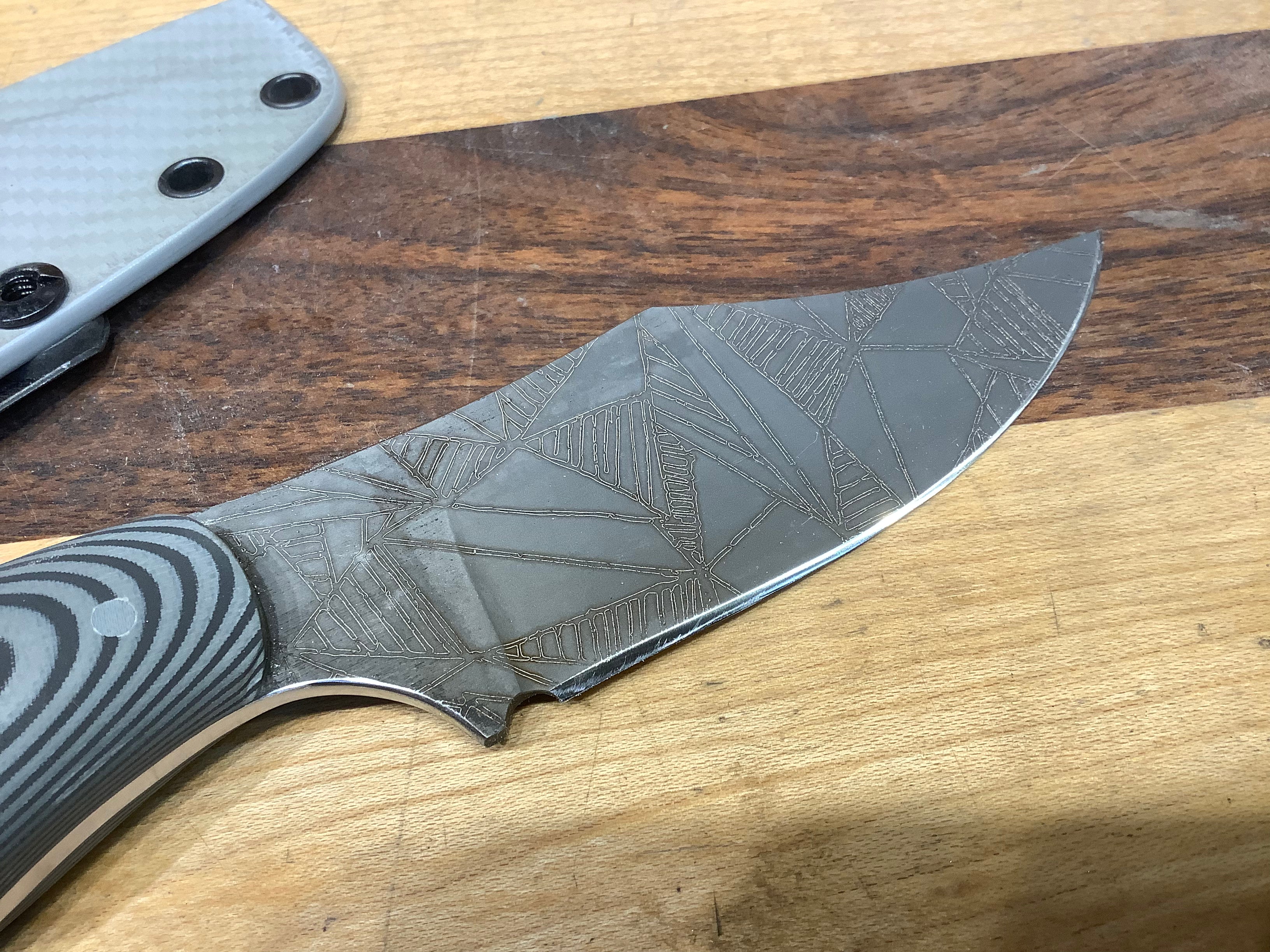 Cuchillo Skinner con mango Suretouch CPM154 y grabado láser asimétrico